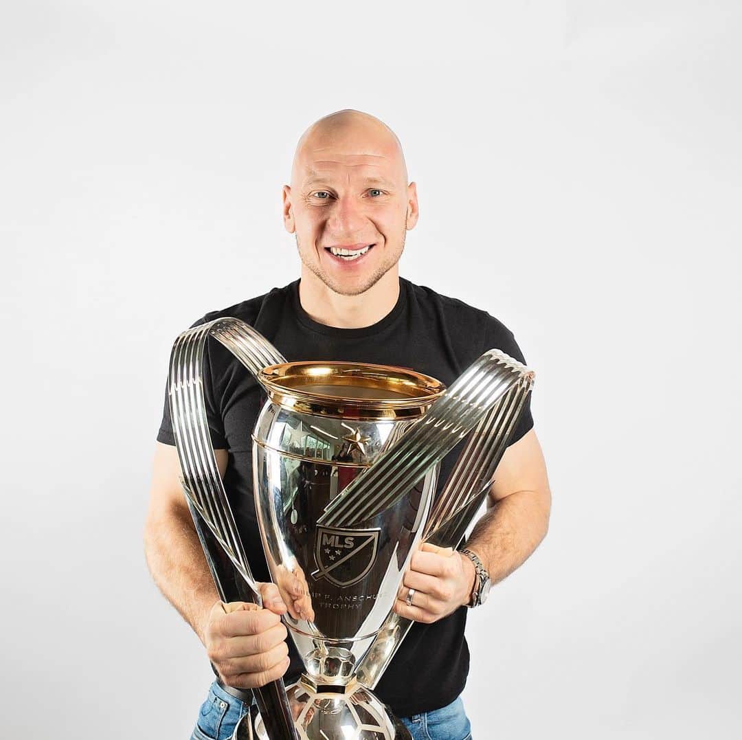 ブラッド・グザンのインスタグラム：「Let’s go!!! More of this please 🏆  Happy to say I’m not going anywhere for next few years and staying in the 🅰️! Thank you for all the kind messages of support and welcoming my family and I with open arms!  We keep going!  @atlutd #uniteandconquer」