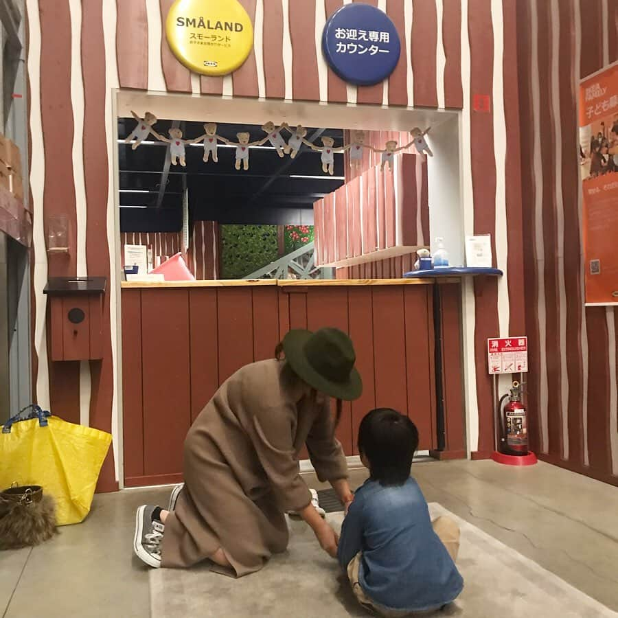 中道あすかさんのインスタグラム写真 - (中道あすかInstagram)「久々の#IKEA ✨ (@ikeajapan ) . . 今回は、#IKEA立川店 に 行ってきたんだけど、 前より#子連れ で行くのが すごい楽だったー😳‼️ . . #スタンプラリー が用意されてて、 各売り場にスタンプがあったり、 . この時はサメのぬいぐるみを探す ゲームがあったので、 ほぺたろうも飽きずに 楽しく売り場を回ってくれたー😆💕 . . そして、子連れIKEAといえば、な 無料のお預かり施設#スモーランド も 使わせていただいたので、 ほんと快適でたくさん お買い物しました😍♥️ . . こういうサービスは、 ほんとに嬉しすぎる😆♥️ . . . . . .※#東京都総務局 が発信する、 『#多摩の魅力発信プロジェクト 』に 参加させていただいております✨ . .  ーーーーーーー 👇【多摩postまとめ】 #中道あすか多摩散歩🚶‍♀️💨 . . 【#多摩の魅力発信プロジェクト 】 #多摩 の情報は、 ▼コチラ でCHECK💓 @tamahatsu_official ▼HP https://tama120.jp ーーーーーーー . . .  #たま発  #tamahatsu  #PR #多摩#親子コーデ #ママコーデ#インスタグラマー#ママ#cozre#立川#キッズコーデ#キッズカット男の子  #イケア#キッズコーデ男の子 #キッズモデル#コドモノ」2月11日 7時01分 - asuroom