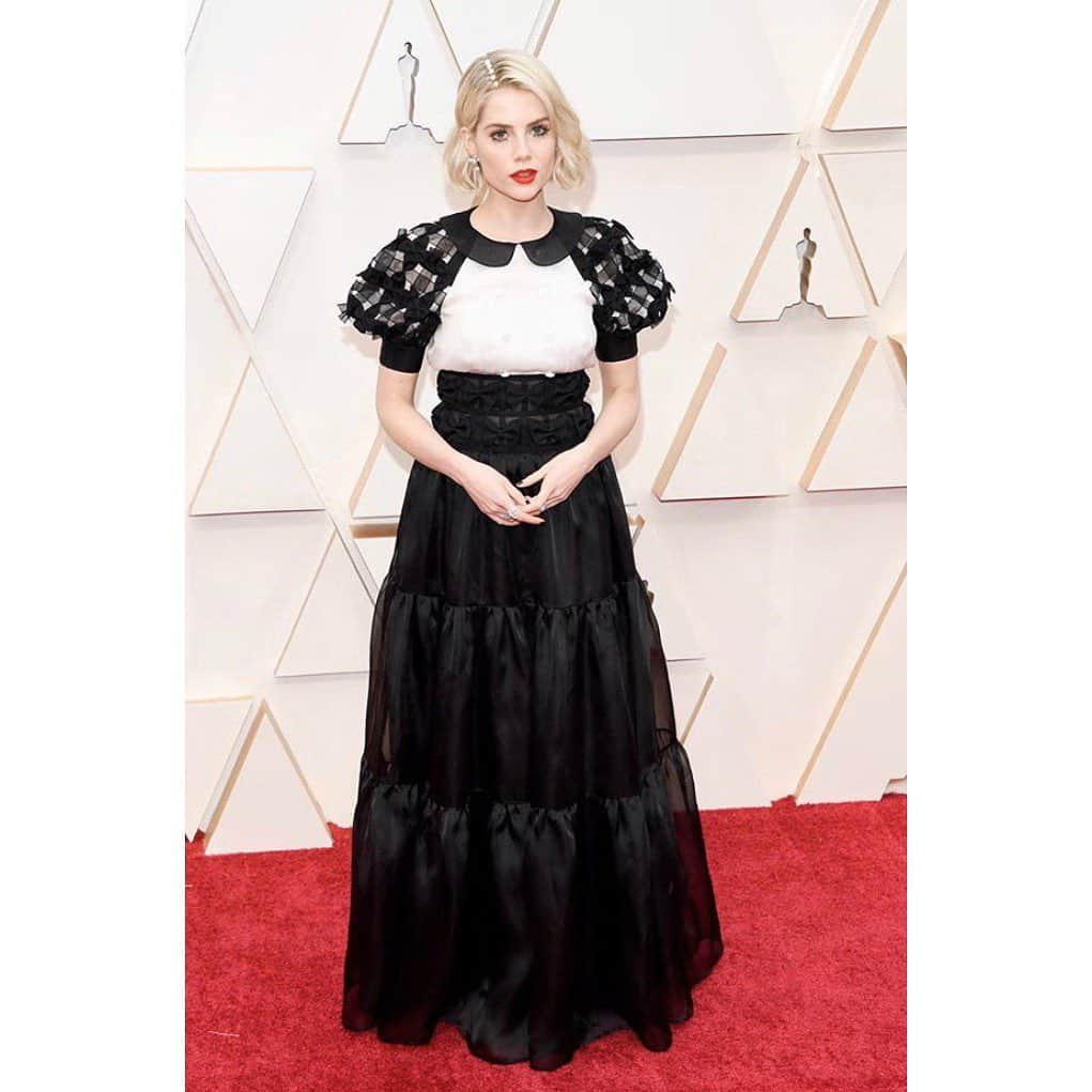 ルーシー・ボイントンさんのインスタグラム写真 - (ルーシー・ボイントンInstagram)「🖤🤍 2020 Oscars dreeam thank you thank you @chanelofficial @leithclark @missjobaker @jennychohair @cynmarietherapy  @stephstonenails ! 🖤🤍 @welovecoco @chanel.beauty #chanelfinejewelry #chanelpartner 🖤🤍」2月11日 7時14分 - lucyboynton1