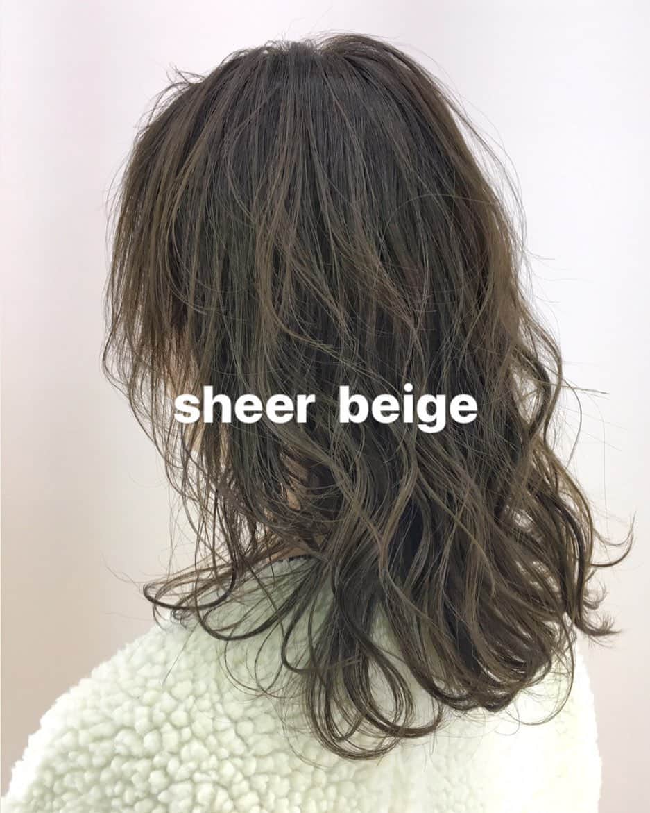 大石亜里紗のインスタグラム：「大人気急上昇中🧸💖！ ミルクティーカラー🍼💗 . 顔色も良く、服はシンプルに ヘアはまろやかな透け感🐄🌿 . . 柔らかいハイトーンカラー お任せください🦔🌿✨ DM・☎︎からのご予約がおススメ🌻 . –––––––––––––––––––––––––––– . . #crea_arisa 大人気のおススメカラー🌿 #ミルクたっぷりカラー🥛 . 色素薄い外国人のような 赤味のないカラーなら お任せください👩🏼💐 . . #ミルクティーベージュ #ミルクティーカラー #ミルクティーアッシュ #ミルクティー色 #ミルクティーピンク #ピンクベージュ #クリーミーベージュ」