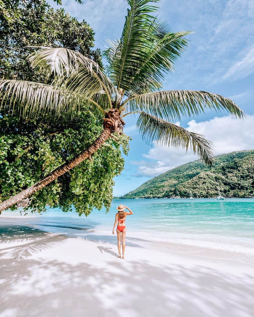 のインスタグラム：「S E Y C H E L L E S 🌴 Can’t wait to head to warmer climates! The weather in England is the worst ever - Rain, wind, storm, flood, repeat... 😫」