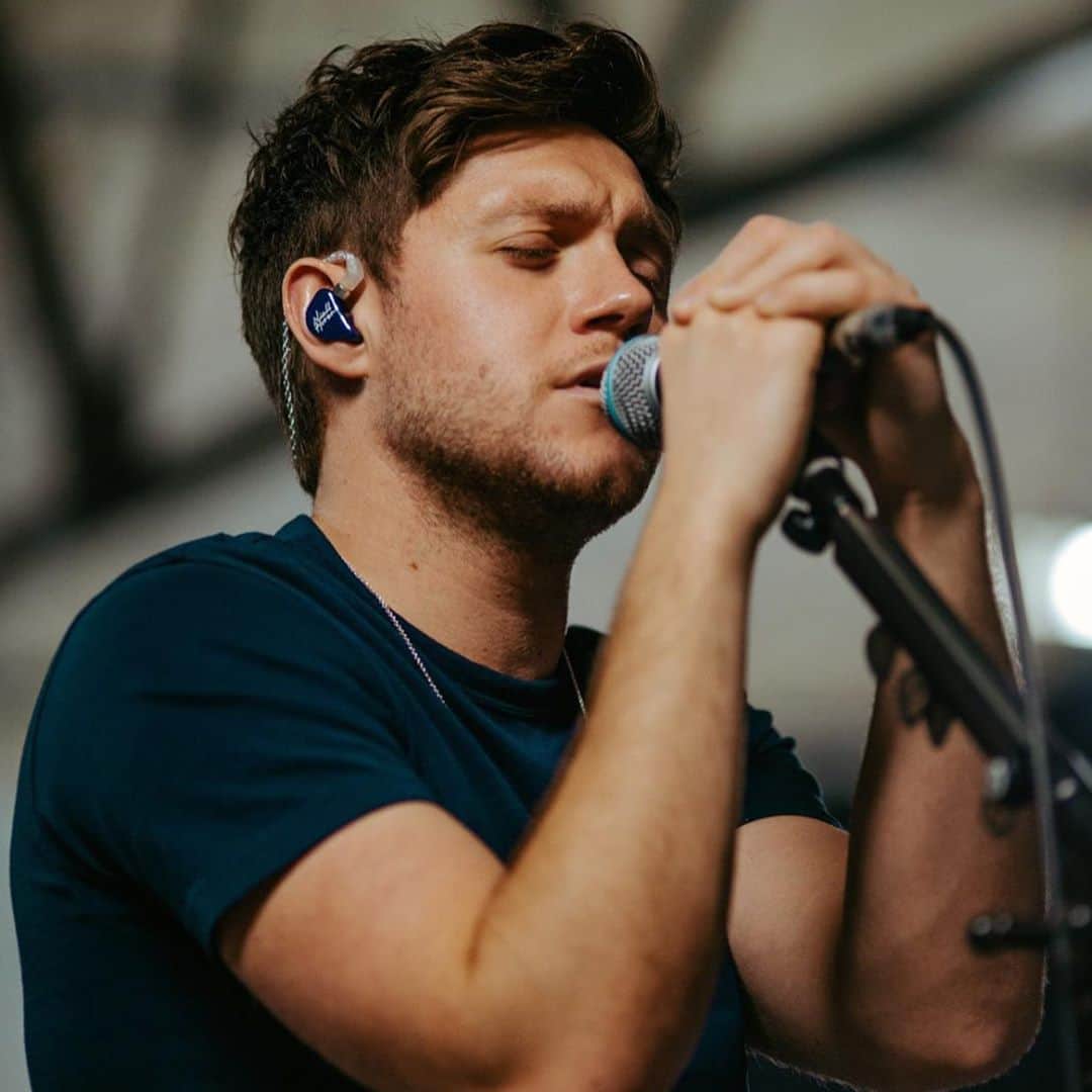 ナイル・ホーランのインスタグラム：「Deep concentration in tour rehearsals. Can’t wait to get on the road and see you all. It’s going to be amazing. 📸: @christiantierney」