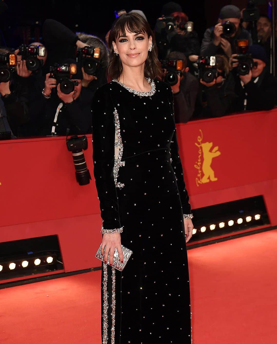 Miu Miuさんのインスタグラム写真 - (Miu MiuInstagram)「#BéréniceBejo, member of the Internal Jury of the 70th @Berlinale International Film Festival wore a custom #MiuMiu velvet gown embellished with crystals and bow detail for the opening ceremony in Berlin.  Swipe right to discover the creativity behind the look.  #MiuMiuCelebrities」2月26日 1時49分 - miumiu