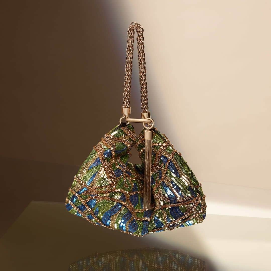 Jimmy Chooさんのインスタグラム写真 - (Jimmy ChooInstagram)「The CALLIE tote inspired by a fortune cookie has been given an artistic spin in Klimt-inspired bead and crystal embroidery to create a truly precious and unique evening tote #JimmyChoo」2月26日 2時00分 - jimmychoo