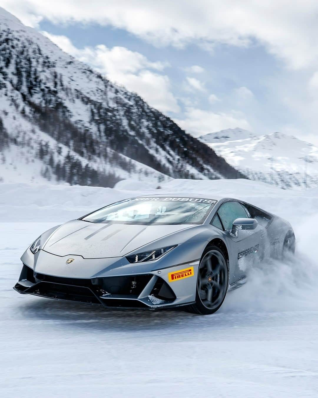 ランボルギーニさんのインスタグラム写真 - (ランボルギーニInstagram)「Feel the adrenaline rush of experiencing a real breathtaking adventure across the pure and snowy landscapes of Livigno, a pearl perched on the Italian Alps. This is Lamborghini Accademia Neve, with our incredible Huracán EVO and Urus.  #Lamborghini #HuracanEVO #Urus #LamborghiniAccademiaNeve #Livigno #Snow」2月26日 2時01分 - lamborghini