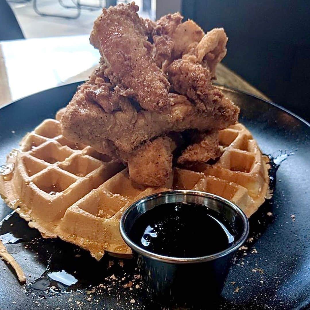 筑間はこべのインスタグラム：「Feb.20 2020 ① Lasvegas  #店の名前は「痩せとデブ」 #skinnyfat  #ワッフルにチキン美味し😋　#これはおデブメニュー #メープルシロップ #チキン味濃いめ #サラダもgood #こっちは痩せメニュー #カトラリーの色 #黒いメニューはhealthy（痩せ） #黄色いメニューはhappy（おデブ） #映画のワンシーン #おじいちゃん３人組も #テーブルに紫入れてる #いちいちかわいい  #ラスベガス発祥みたい #かなりの人気店 #lasvegas」