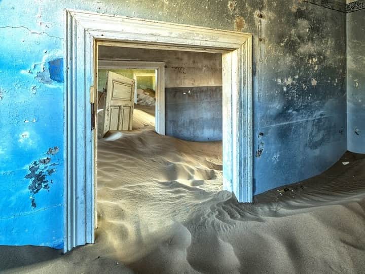 Abandoned Placesさんのインスタグラム写真 - (Abandoned PlacesInstagram)「Kolmanskop, Namibia You wouldn't guess by looking at it now, but the town of Kolmanskop was once the spot of diamond mining and extravagance in 1908. But once the fair-weather inhabitants discovered more diamonds south of Kolmanskop, the site instantly became a ghost town. It is now famous for its eerie, sand-filled houses, which have appeared on screen several times, notably in Dust Devil (1993) and The King Is Alive (2000).」2月26日 2時15分 - itsabandoned