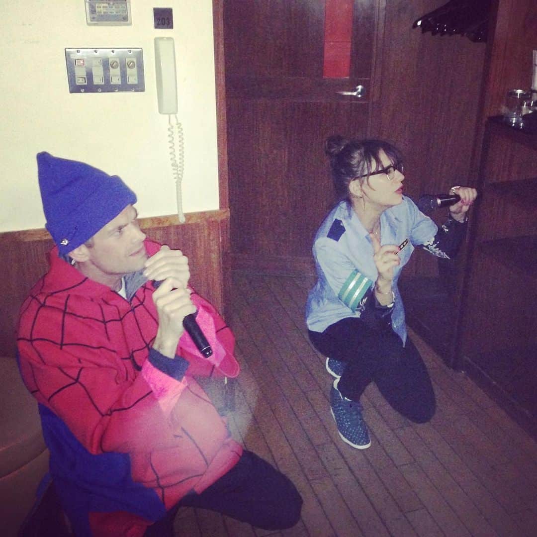 ウィル・マコーマックのインスタグラム：「Happy birthday to this karaoke angel, gangster, and best friend. So grateful to have you by my side all these years. @rashidajones #digs」