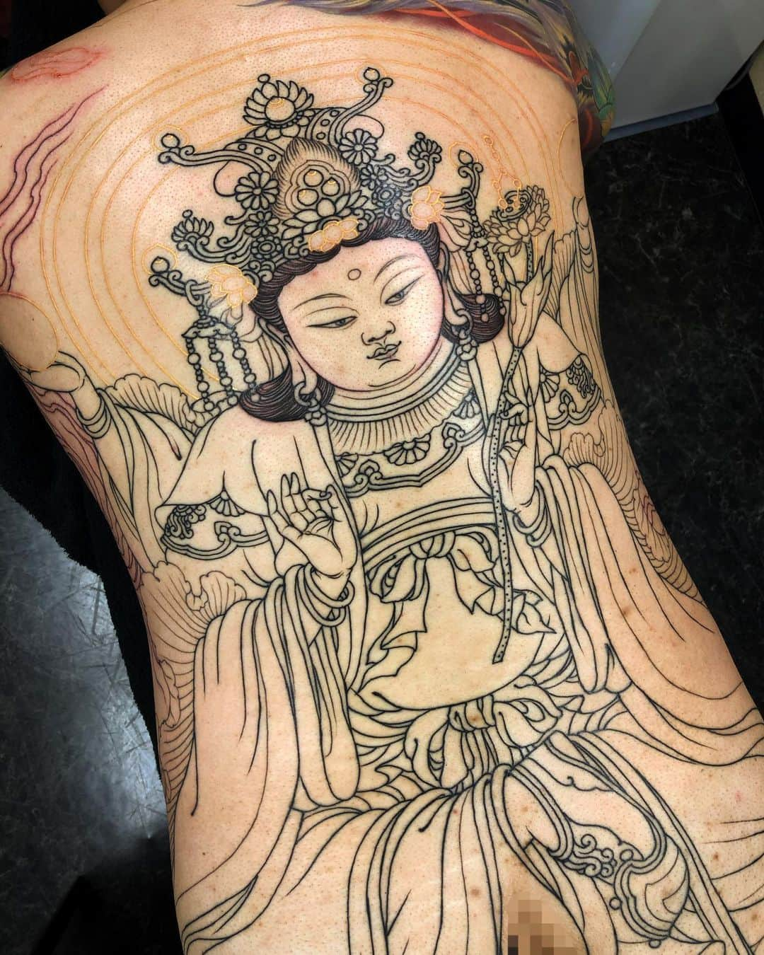 SHIGEのインスタグラム：「Started “Myōken Bosatsu” ,, It is a Buddhist deity revered as the deification of the North Star,, It’s also one of my important deity as well,, just finished all lines,, Thank you! Otsukaresama deshita! @echrisco -  #shige #shigetattoo #shigeyellowblaze #yellowblazetattoo #黄炎 #妙見菩薩 #尊星王 #仏画 #日本刺青 #myokenbosatsu #firstsession #inprogress #japanesetattoo #japaneseart #japan @bishoprotary #bishoprotary @inkeeze #inkeeze #dipcaps #bishopfamily #fusionink #fusioninkproteam」