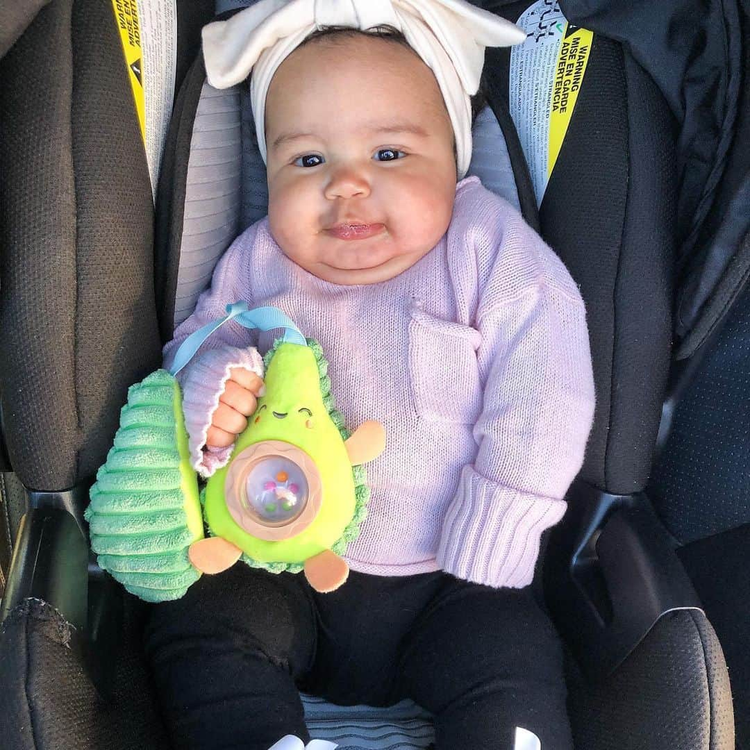 Skip Hopさんのインスタグラム写真 - (Skip HopInstagram)「Keep baby guacin' n rollin' this Spring with our Farmstand Avocado Stroller Toy! 🥑 💐 Thanks for sharing @parkerpluspeyton!  #spring #outwithbaby #flowers #avocado #skiphop」2月26日 2時52分 - skiphop