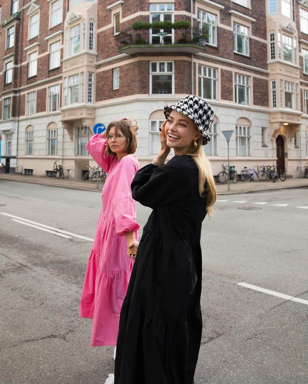 H&Mさんのインスタグラム写真 - (H&MInstagram)「When you and your bestie are a match made in heaven. 💞 #HM #HMxME #regram @sofiaruutu @janitaautio  Black dress: 0855210003 Hat: 0833785002 Earrings: 0863798 Pink dress: 0855210001」2月26日 2時53分 - hm