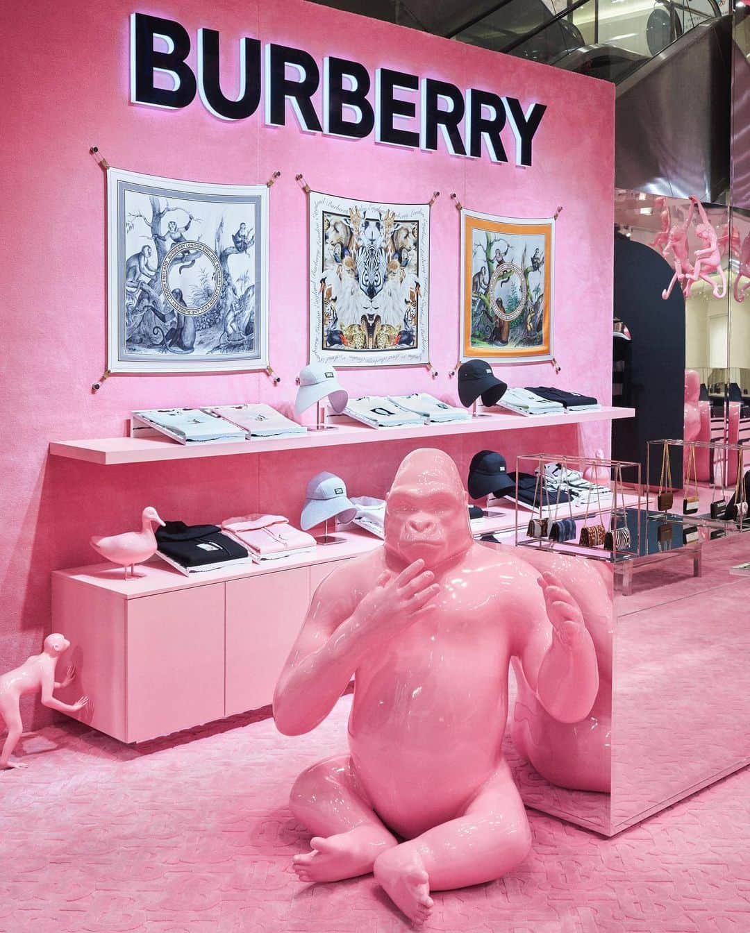 Burberryさんのインスタグラム写真 - (BurberryInstagram)「#BurberryLovesPrintemps . Introducing our pop-up at Printemps, Paris – celebrating the Spring/Summer 2020 collection, its key themes and evolution of our iconic house codes. A unique Printemps pink and Burberry beige space filled with animal installations referencing both brands’ worlds, from birds to lions.」2月26日 3時04分 - burberry