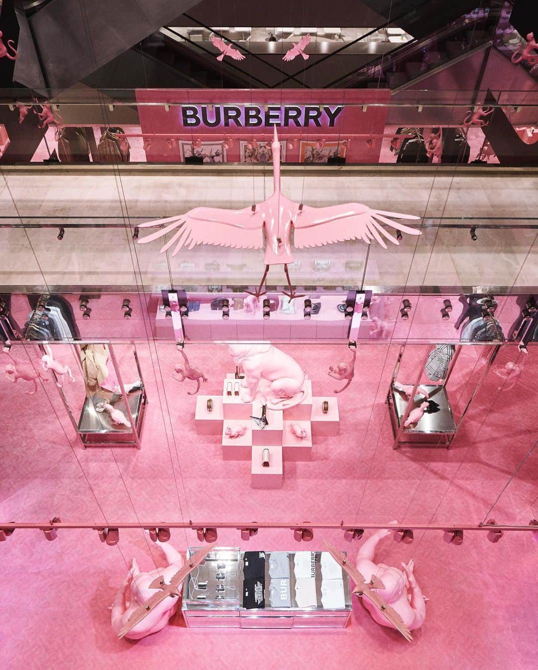 Burberryさんのインスタグラム写真 - (BurberryInstagram)「#BurberryLovesPrintemps . Introducing our pop-up at Printemps, Paris – celebrating the Spring/Summer 2020 collection, its key themes and evolution of our iconic house codes. A unique Printemps pink and Burberry beige space filled with animal installations referencing both brands’ worlds, from birds to lions.」2月26日 3時04分 - burberry