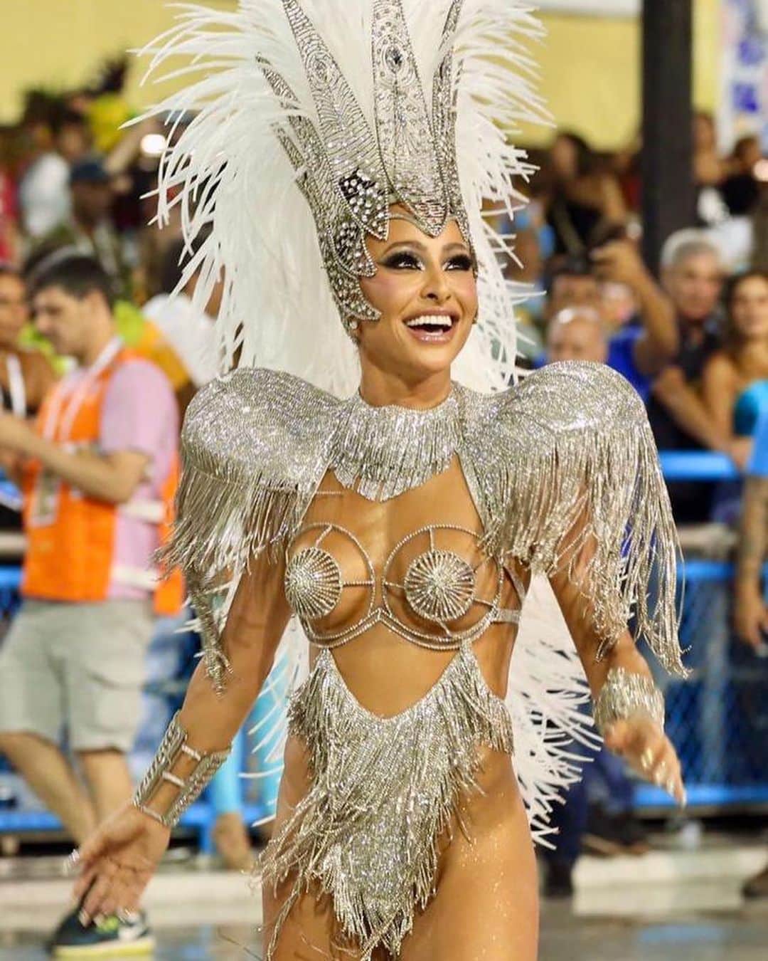 サブリナ・サトウさんのインスタグラム写真 - (サブリナ・サトウInstagram)「Sou da Vila, não tem jeito Fazer samba é meu papel Fiz do chão do Boulevard meu céu... #carnaval #carnaval2020 #carnavaldasabrina」2月26日 2時57分 - sabrinasato