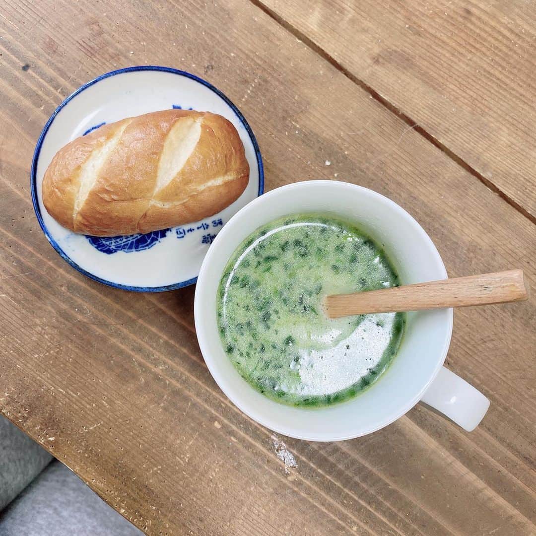 のインスタグラム：「@js.lennep でお土産にもらったパンとカップスープ #jsレネップ #おうちごはん #おうちごはん金巻」