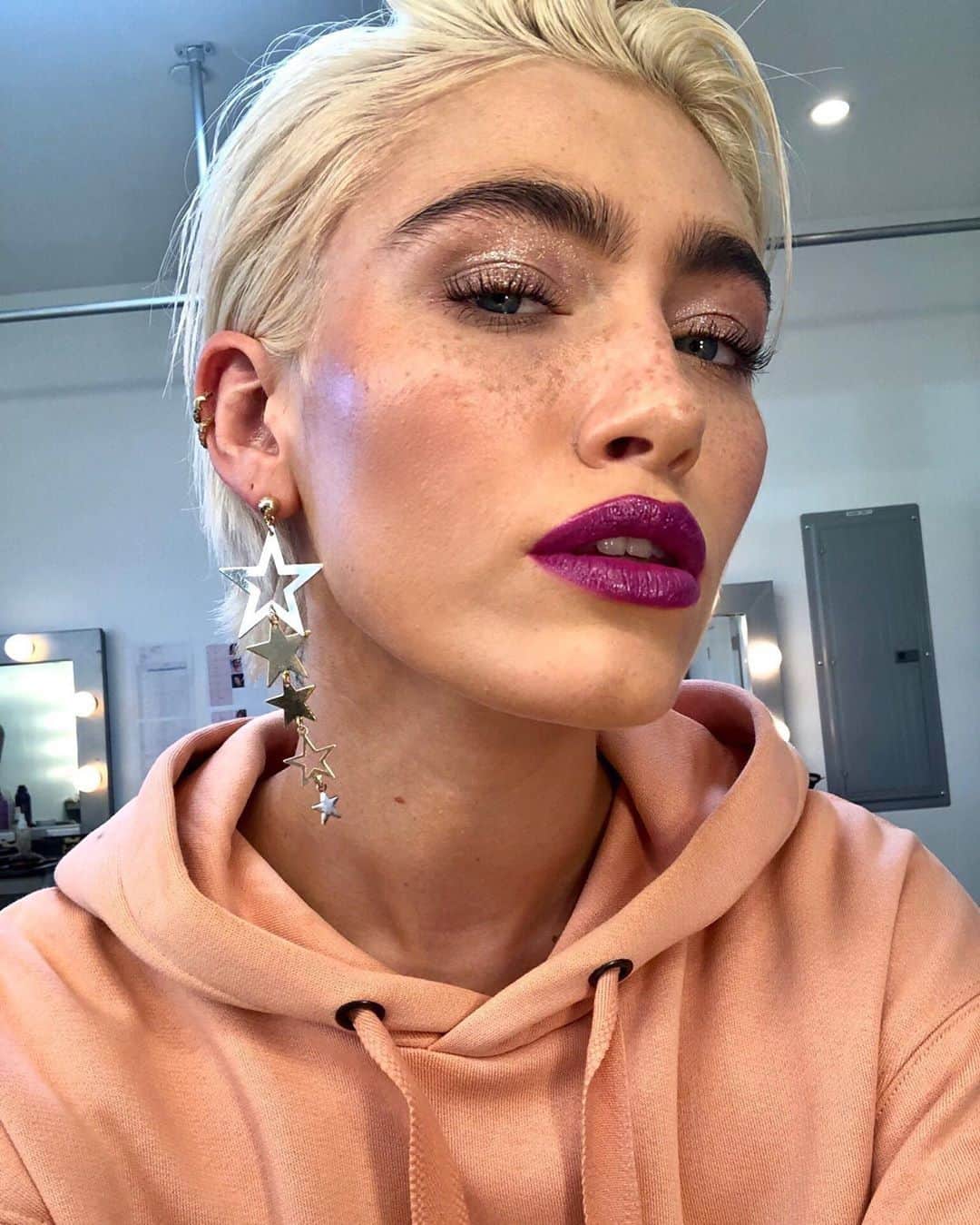 NYX Cosmeticsさんのインスタグラム写真 - (NYX CosmeticsInstagram)「#BehindTheScenes from our #ShoutLoud Satin Lipstick campaign shoot with the flawless @indiaalexandrial 🎬✨ She slays this statement lippie wearing the shade 'Emotion' 💜💋 || #nyxcosmetics #nyxprofessionalmakeup #crueltyfreebeauty」2月26日 2時59分 - nyxcosmetics