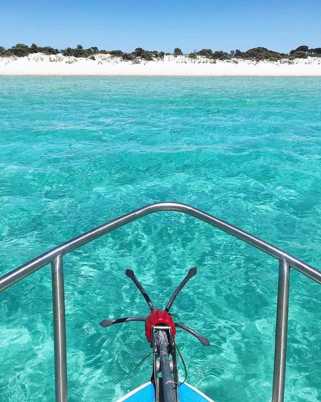 Australiaさんのインスタグラム写真 - (AustraliaInstagram)「#BostonIsland's water is CLEARLY inviting us to jump in. 😍💙 @simobertclay captured this shot near @southaustralia's #SqueakyBeach, which is aptly named for its snow-white sand and crystal clear waters. This privately-owned islands is located just off the mainland in @eyrepeninsula; if you don't have access to a boat to explore the waters around it, simply explore the public beaches of @port_lincoln instead - we promise the water is just as beautiful and clear.  #seeaustralia #southaustralia #eyrepeninsula #thegreatoutdoors #travel」2月26日 3時00分 - australia