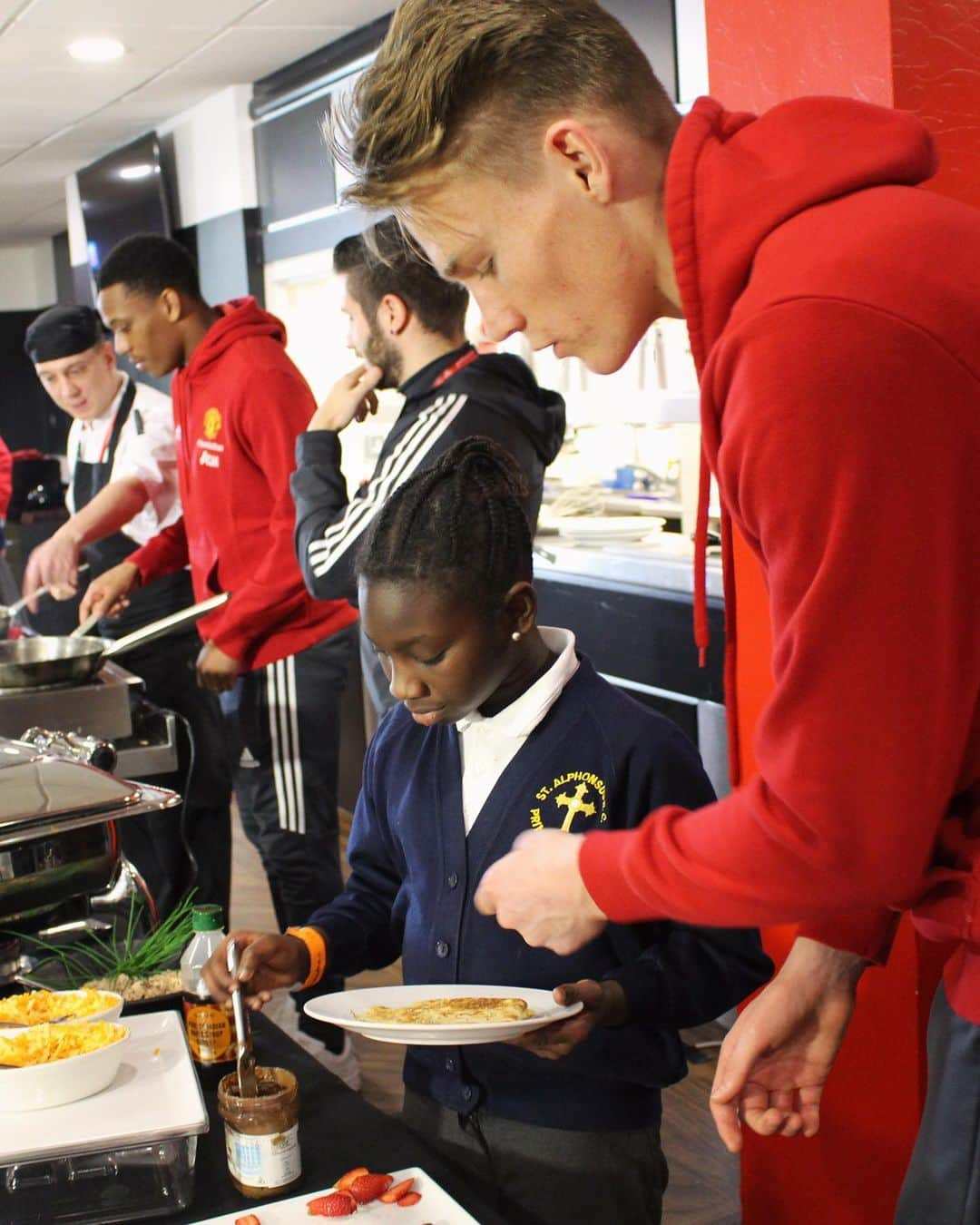 マンチェスター・ユナイテッドさんのインスタグラム写真 - (マンチェスター・ユナイテッドInstagram)「🥞 Happy #PancakeDay! Throwback to when a few Reds showed some @ManchesterUnitedFoundation youngsters how it's done 😊」2月26日 3時03分 - manchesterunited