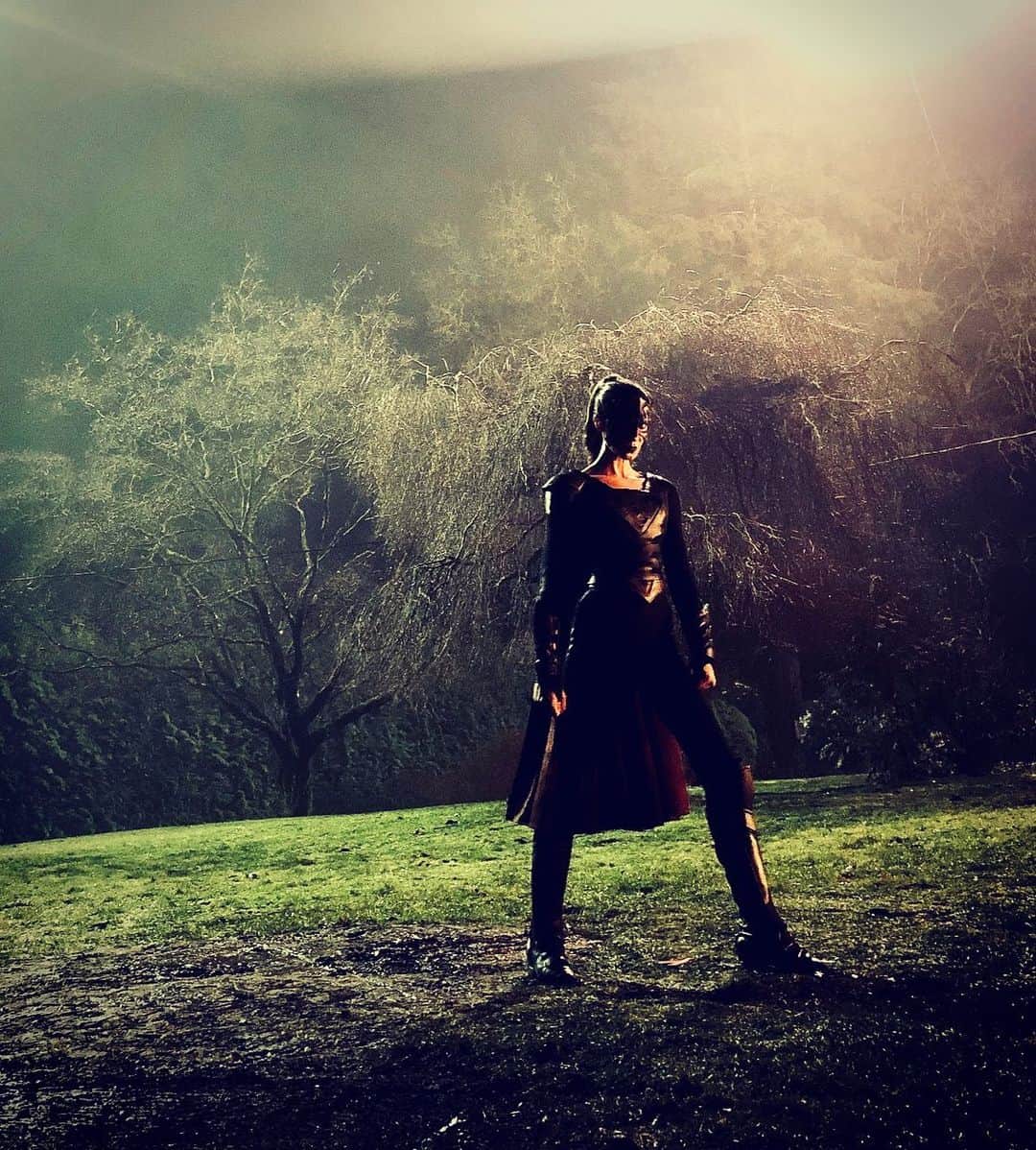 オデット・アナブルのインスタグラム：「🌑 R E I G N 🌑 #supergirl100 📸: McGrath」