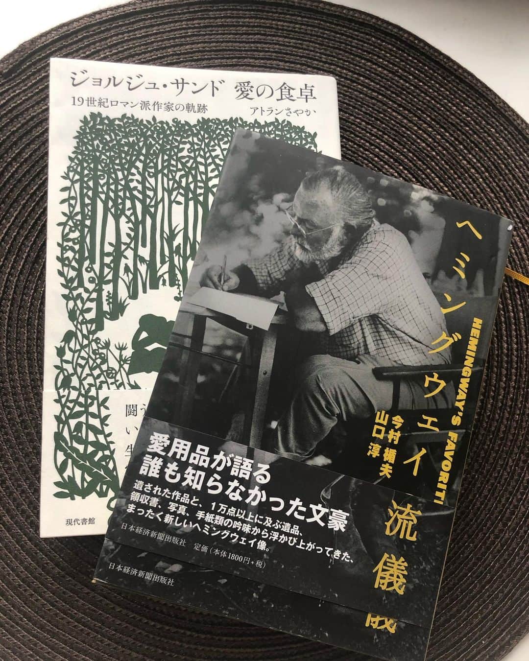 堤信子さんのインスタグラム写真 - (堤信子Instagram)「仕事でアウトプット、下調べのための読書ではなく、読みたい本を読む読書は、頭にたくさんの栄養を与えてくれて気持ちがいい。傍らには小さい #ロルバーン と、片手でノック、すぐに書ける万年筆「キュリダス」 メモ取りながらの読書が長年の習慣です。 東京駅限定の　#ロルバーン  ノート　正岡のんちゃんにいただきました！ #プラチナ万年筆  の　#キュリダス  は、かなり好みで愛用中。本格発売は来月ですので、色違いを買うのが楽しみです！ #堤信子　#文具好き　#万年筆好き #ヘミングウェイ  #ジョルジュサンド愛の食卓」2月25日 18時14分 - nobnob1111