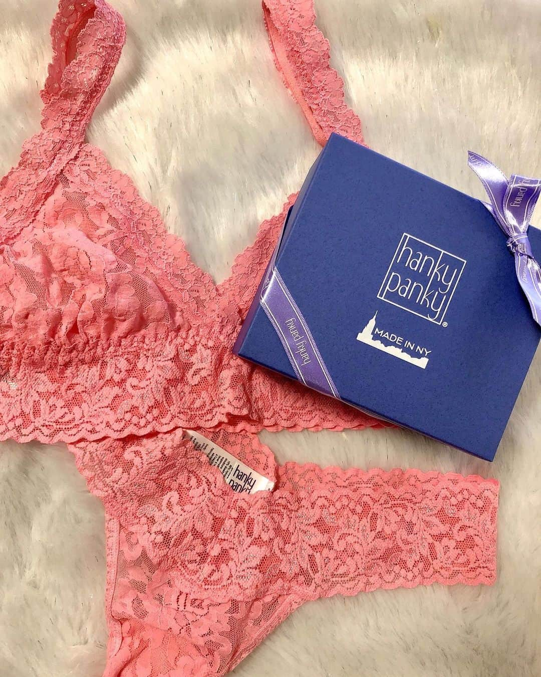 畑中香澄さんのインスタグラム写真 - (畑中香澄Instagram)「Hanky Panky from NY🧡🧡 Relax Lingerie.. . オリジナルレースと適度なストレッチで肌触り最高〜🥰 サイト見ると他にもポップなカラーだったり 可愛いデザインの下着がたくさん💋 . 可愛いギフトBOXもあるし見てみて💞 @hankypankyjapan 👈👈 . にしても日焼けの跡が気になる。。笑 . . #Pococha ▶︎💋DJ KASUMI💋 . . #hankypanky #hankypankyjapan #ハンキーパンキー #ランジェリー　 #女子力 #オトナ女子 #大人可愛い #ノンワイヤーブラ #ランジェリーショップ」2月25日 18時16分 - djkasumi_jpn