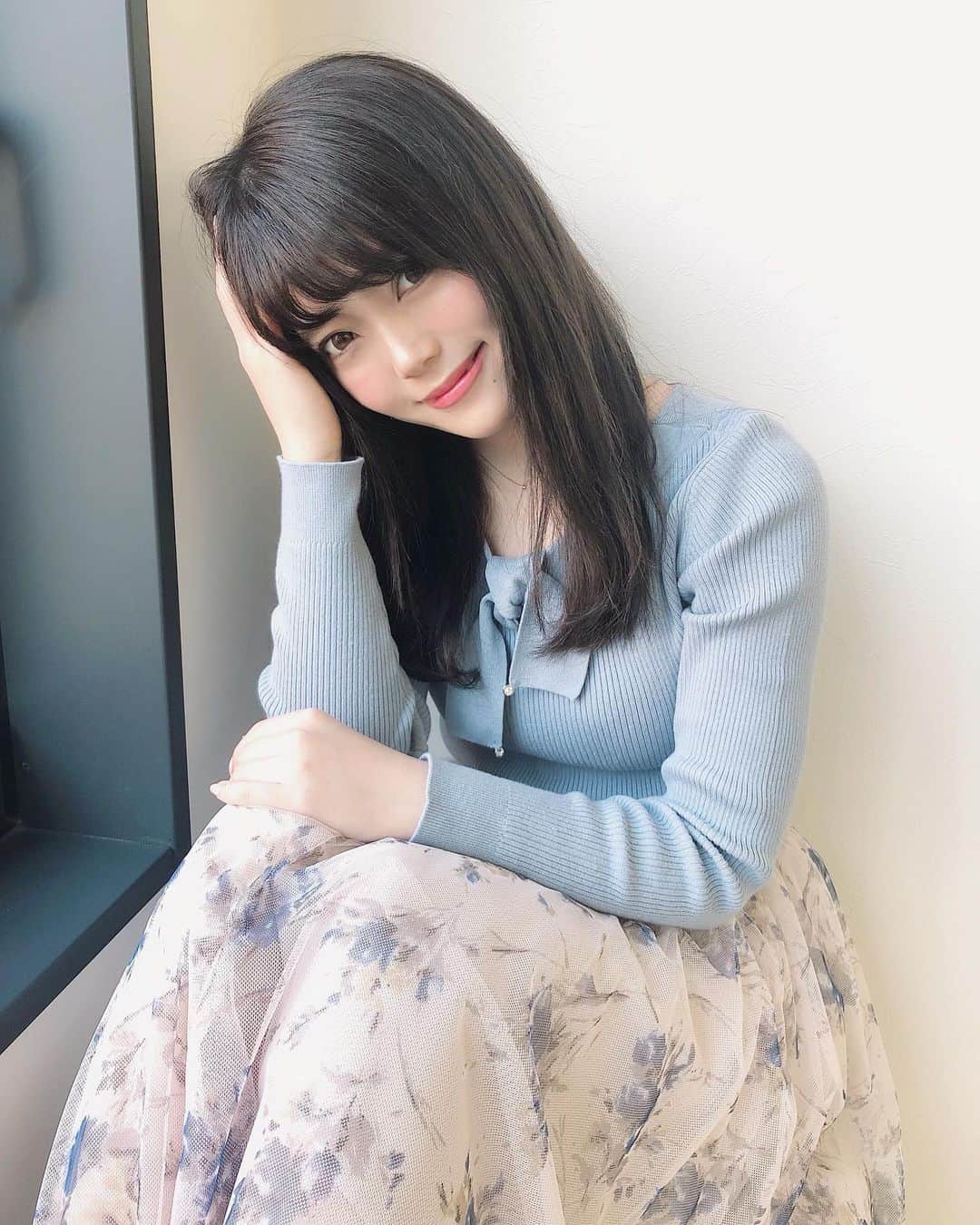 のインスタグラム：「水色似合うと思う！って言われてから水色を着るようになった🤔 . .  洋服の色っていつも着ない色だとなかなか勇気でないけど、着てみると好きな色に変わる😍 . .  #mewsrefinedclothes #mischmasch #fashion #code #coodinate #ミューズootd #ファッション #コーデ #展示会 #春夏 #ミッシュ2020ss #ドット #展示会 #フリーモデル #撮影 #暗髪 #きょコ #スターダストカラー #ワンピースコーデ  #ワンピース好き #新作ファッション #看護師 #サロンモデル #サロモ #トップス #ブルー #春服　#花柄スカート #花柄　#春スカート　#いつコ」