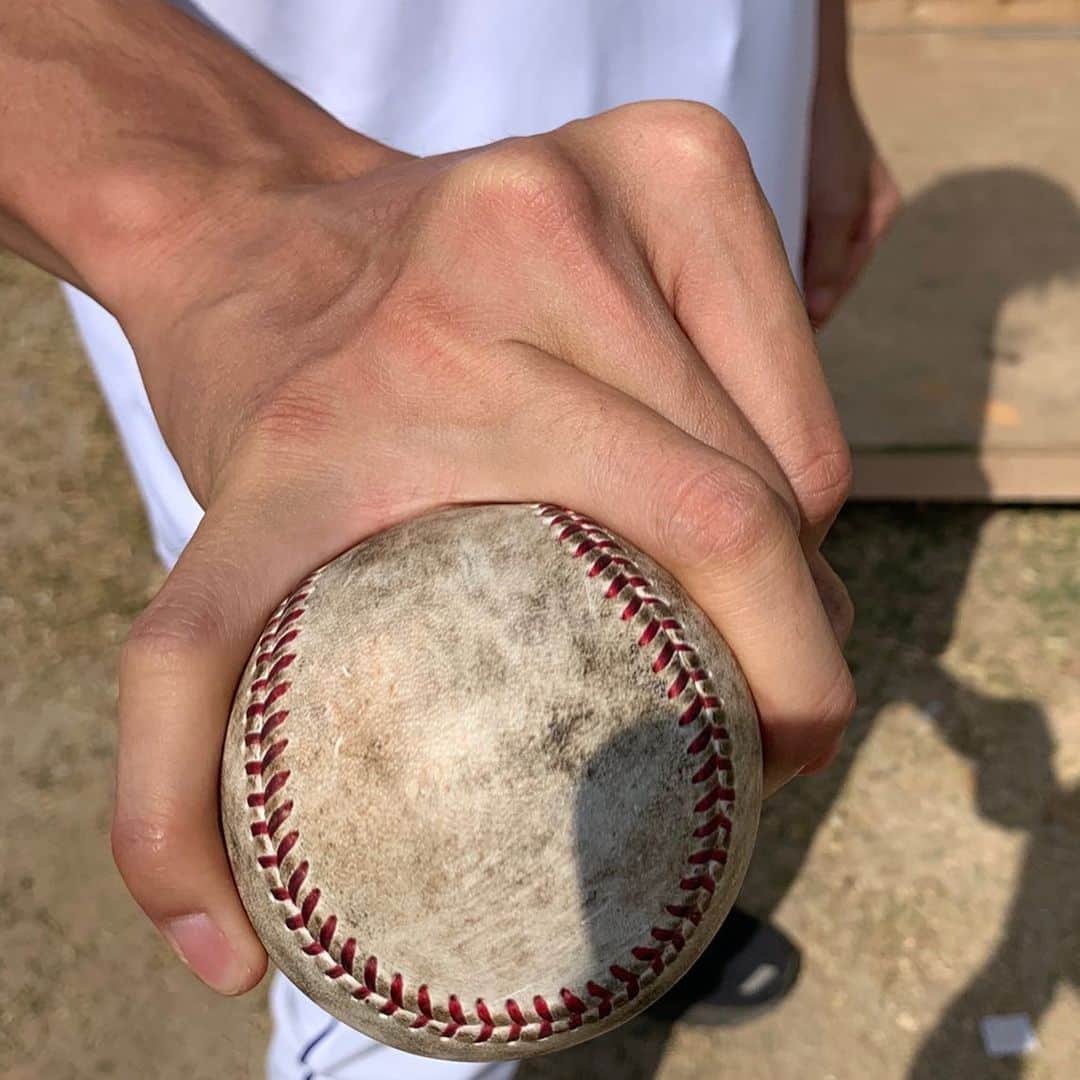 ベースボール専門メディア「Full-Count」さんのインスタグラム写真 - (ベースボール専門メディア「Full-Count」Instagram)「【キャンプレポート】中日の #木下雄介 投手は人並み以上に指が開き、フォークも武器のひとつ。しかし鍛錬したわけではなく、左の指も同じように開くんだとか！薬指と小指でもフォークが投げられるほどの開きっぷり。どうなってるの？と、つい二度見しちゃいます…👀﻿ ﻿ Photo by Ryo Konishi 小西亮﻿ ﻿ ﻿ ﻿ ﻿ ﻿ ﻿ ﻿ #中日ドラゴンズ #中日 #中日キャンプ #dragons #沖縄キャンプ #ドラゴンズファンと繋がりたい #chunichidragons #chunichi #ドラゴンズキャンプ #北谷 #中日ドラゴンズファン #野球好き #野球応援 #野球好きな人と繋がりたい #野球写真 #野球選手 #野球大好き #野球女子と繋がりたい #野球遠征 #沖縄キャンプ2020 #ドラゴンズ女子 #野球観戦 #ドラ子 #fullcount」2月25日 18時24分 - full_countc2