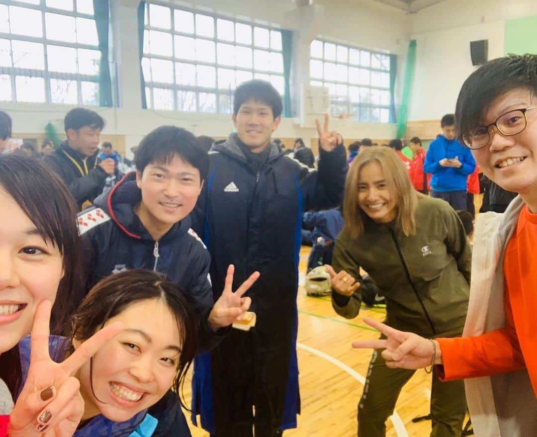 佐野千晃さんのインスタグラム写真 - (佐野千晃Instagram)「中学時代の陸上部の仲間と地元の駅伝に参加してきたにょん🏃‍♂️﻿ ﻿ 中学のときの最高に厳しい環境の中走り抜いた仲間だからこそ、大人になってまた一緒に走るって変な感じだったけど楽しかった。﻿ ﻿ 愛とは県駅伝とか関東駅伝とか中学の時出た駅伝で愛2区→千晃3区でずっと襷渡ししてる仲だったから懐かし過ぎた。﻿ ﻿ でも、襷渡しが独特すぎて笑った、、、、笑﻿ ﻿ Tシャツもお友達のおかげでみんなでお揃いに出来たし、雨なのに応援来てくれる義理堅いお友達もいるし、やっぱり地元って最高なんだな←﻿ ﻿ #run #running #marathon #フルマラソン #マラソン #マラソン女子 #人生自由自在 #走る女子 #ファッション #ウェア #楽しく走る #ランニング #ジョギング #駅伝 #地元 #入間東部 #中学生ぶり」2月25日 18時24分 - sanochiaki810