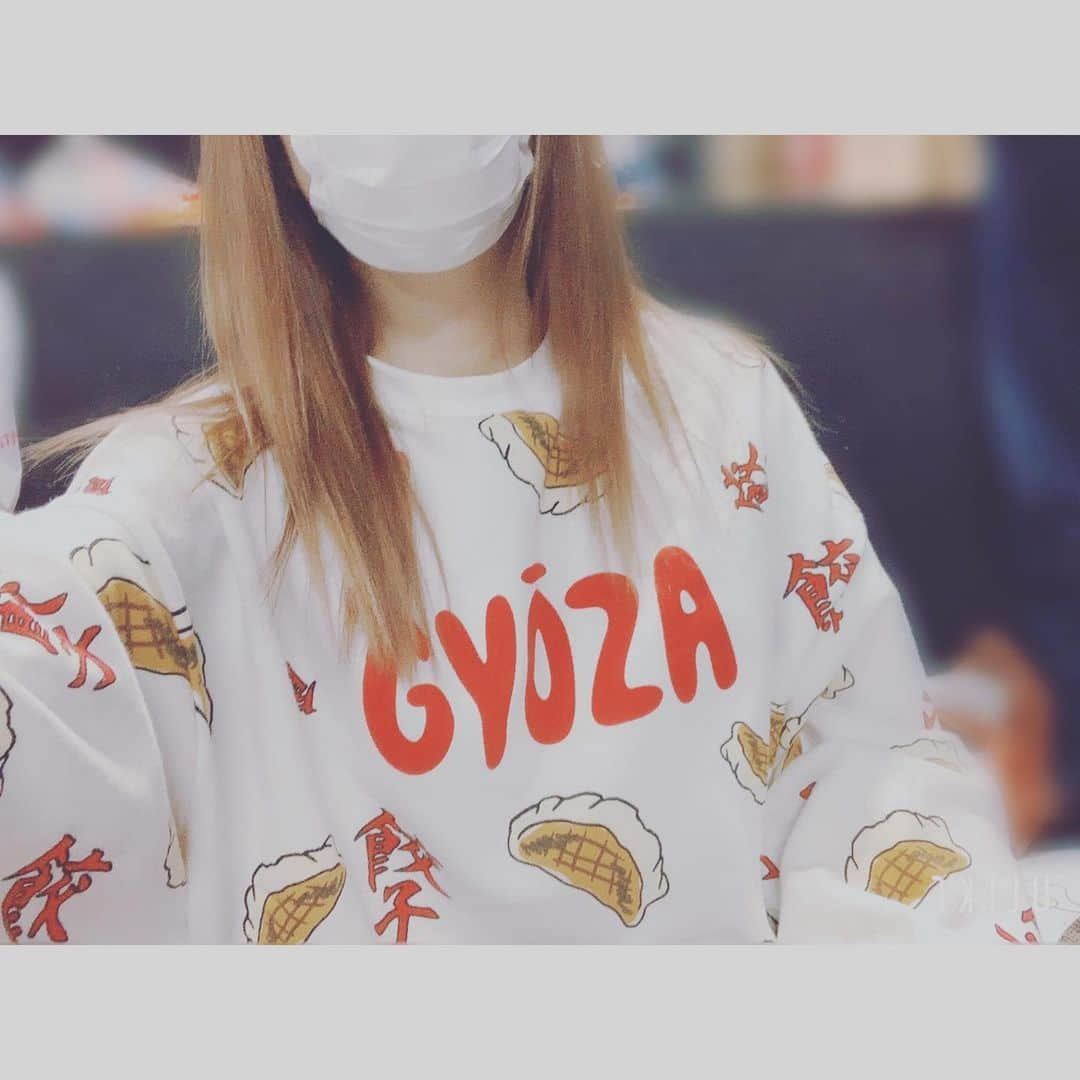 小田あさ美さんのインスタグラム写真 - (小田あさ美Instagram)「新しい稽古着👕✨ 今の座組みで流行ってて 思わず今日買っちゃった。笑 明日集合写真撮る予定。 お楽しみに♡♡ #punyus #渡辺直美 さん #brand #new #trainer #cute #gyoza #餃子 #舞台 #稽古着」2月25日 18時25分 - odaasami0914