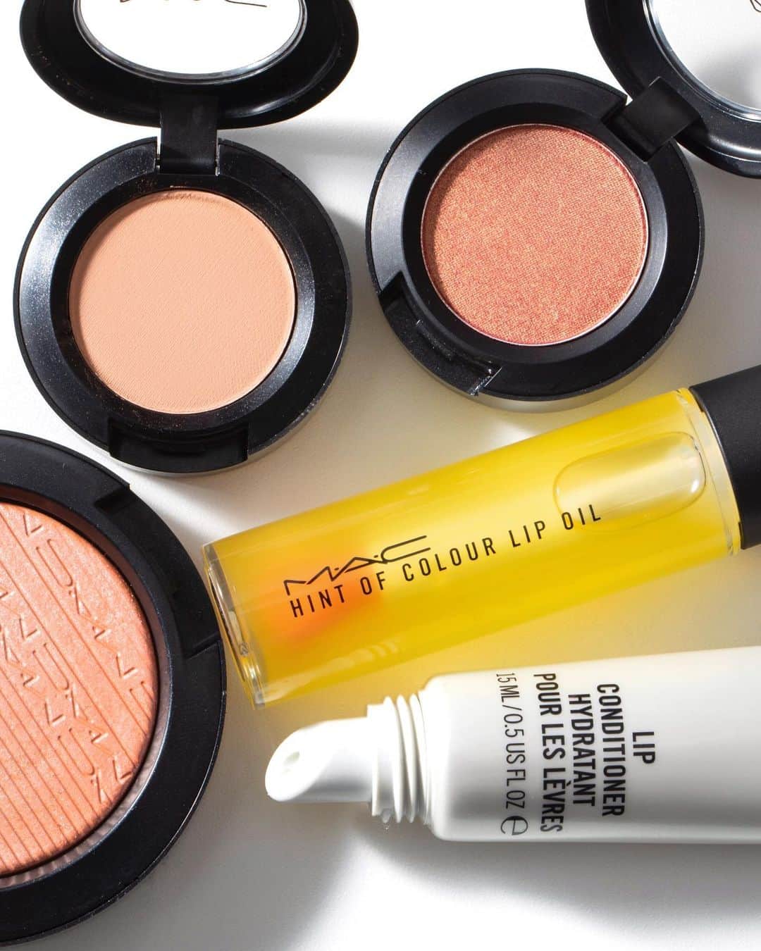 M∙A∙C Cosmetics Japanのインスタグラム：「この春、大学生になる方に﻿ おすすめのメイク💄🌸﻿ ﻿ ﻿ 目もとはマットなアイシャドウを全体に、真ん中のみにパールを入れて簡単に立体感メイク♪﻿ 唇にはほのかに彩るティントオイルを💋﻿ 仕上げのチークはツヤを与えてフレッシュな印象に☀️﻿ ﻿ ﻿ メイクイメージは2、3枚目をチェック👉﻿ ↓↓掲載製品↓↓(上から時計回りに)﻿ ☑︎スモールアイシャドウ: テート ア ティント﻿ ☑︎スモールアイシャドウ: エクスペンシブ ピンク﻿ ☑︎エクストラ ディメンション ブラッシュ: フェアリー プレシャス﻿ ☑︎ヒント オブ カラー リップ オイル: ペール プリンセス﻿ ☑︎リップ コンディショナー﻿ ﻿ ﻿ DESIGN:﻿ M·A·C ARTIST RINO KASAI @rino416﻿ DAIKI SHIMIZU @macpro_tokyo ﻿ PHOTO:﻿ @takaki_iwata﻿ ﻿ ﻿ MODEL:﻿ M·A·C ARTIST SAYORI NISHIMURA @mac_tckw﻿ PHOTO: @takaki_iwata﻿ ﻿ ㅤ﻿ #MACCosmeticsJapan #MACコスメ #MACCosmetics #メイク #コスメ #メイクアップ #アイカラー #チーク #コスメ紹介 #春メイク #春コスメ #メイク道具 #メイクプロセス #メイク用品 #セルフメイク #今日のメイク #お気に入りコスメ #大学生 #大学生メイク #MACeyeshadow #MACアイシャドウ #cosmetics #makeup #eyemakeup #eyeshadow #リップグロス #リップメイク　#MAClipstick #MACloveslips #MACリップ」