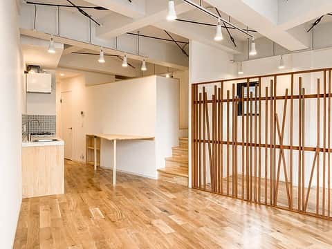 グッドルームさんのインスタグラム写真 - (グッドルームInstagram)「▼オトナの隠れ家⁠ ⁠ 「隠れ家」「秘密基地」⁠ いくつになっても心躍る響きですよね。⁠ ⁠ -------------------⁠ ⁠ 東京 #西新井 ワンルーム 44.3㎡⁠ ⁠ ⁠無垢床×むき出しの鉄骨の⁠ 掛け算がたまらないデザイナーズ。⁠ ⁠ ⁠淡いグリーンタイルが素敵なキッチンは、⁠ 調理スペースもゆったりと設けられ、⁠ 料理もとてもしやすそうな印象です。⁠ ⁠ カウンターの奥に、⁠ なにやら気になるステップを発見。⁠ ⁠ ステップを勢いよく駆け上がると、⁠ 現れたのは隠れ家のようなベッドスペース。⁠ そのこじんまりとしたサイズ感に、⁠ 子ども心がくすぐられてしまいました。⁠ ⁠ あなただけの隠れ家の完成です。⁠ ⁠ ⁠ お部屋はもちろんなんですが、⁠ 下町情緒溢れる街もとっても素敵。⁠ ⁠ ぜひ、お休みの日にはお散歩して、⁠ どんどん街も開拓してみてください。⁠ ⁠ ⁠ ・⁠ こちらの物件は実際に住めるお部屋です。詳細はストーリー、ハイライトにて！⁠ ・⁠ こだわりのお部屋探しは、@goodroom_jp から URLをチェック！⁣⁣⁣⁣⁣⁣⁣⁣⁣⠀⁣⠀﻿⁠ ・⠀﻿⁠ ※最新のお家賃につきましては、リンク先物件ページからご確認ください。⁠」2月25日 18時46分 - goodroom_jp