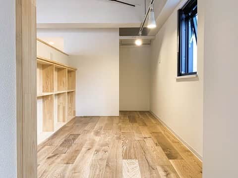 グッドルームさんのインスタグラム写真 - (グッドルームInstagram)「▼オトナの隠れ家⁠ ⁠ 「隠れ家」「秘密基地」⁠ いくつになっても心躍る響きですよね。⁠ ⁠ -------------------⁠ ⁠ 東京 #西新井 ワンルーム 44.3㎡⁠ ⁠ ⁠無垢床×むき出しの鉄骨の⁠ 掛け算がたまらないデザイナーズ。⁠ ⁠ ⁠淡いグリーンタイルが素敵なキッチンは、⁠ 調理スペースもゆったりと設けられ、⁠ 料理もとてもしやすそうな印象です。⁠ ⁠ カウンターの奥に、⁠ なにやら気になるステップを発見。⁠ ⁠ ステップを勢いよく駆け上がると、⁠ 現れたのは隠れ家のようなベッドスペース。⁠ そのこじんまりとしたサイズ感に、⁠ 子ども心がくすぐられてしまいました。⁠ ⁠ あなただけの隠れ家の完成です。⁠ ⁠ ⁠ お部屋はもちろんなんですが、⁠ 下町情緒溢れる街もとっても素敵。⁠ ⁠ ぜひ、お休みの日にはお散歩して、⁠ どんどん街も開拓してみてください。⁠ ⁠ ⁠ ・⁠ こちらの物件は実際に住めるお部屋です。詳細はストーリー、ハイライトにて！⁠ ・⁠ こだわりのお部屋探しは、@goodroom_jp から URLをチェック！⁣⁣⁣⁣⁣⁣⁣⁣⁣⠀⁣⠀﻿⁠ ・⠀﻿⁠ ※最新のお家賃につきましては、リンク先物件ページからご確認ください。⁠」2月25日 18時46分 - goodroom_jp