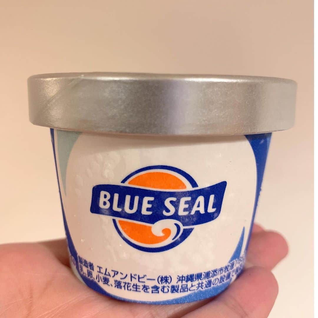 若林翔子のインスタグラム：「. . 𝔹𝕃𝕌𝔼 𝕊𝔼𝔸𝕃﻿ ﻿ パパ子に沖縄から送ってもらった〜﻿ もちっとした食感がかなりイイ♡﻿ ロイヤルミルクティーが特においしいの😍 ﻿ ﻿ ﻿ #沖縄　#BLUESEAL﻿ #アイス好き女子」