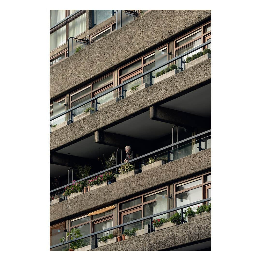 The Modern Houseさんのインスタグラム写真 - (The Modern HouseInstagram)「“I think it’s because the Barbican proposes a kind of lifestyle. It works really well as an oasis in the middle of a very big city.” As his flat comes on to the market we visit Dave King at his Barbican home to hear him reflect on the contemporary relevance of Brutalist architecture. Follow the link in our bio to hear more on what the Chamberlin, Powell & Bon-designed estate got so right.」2月25日 18時43分 - themodernhouse