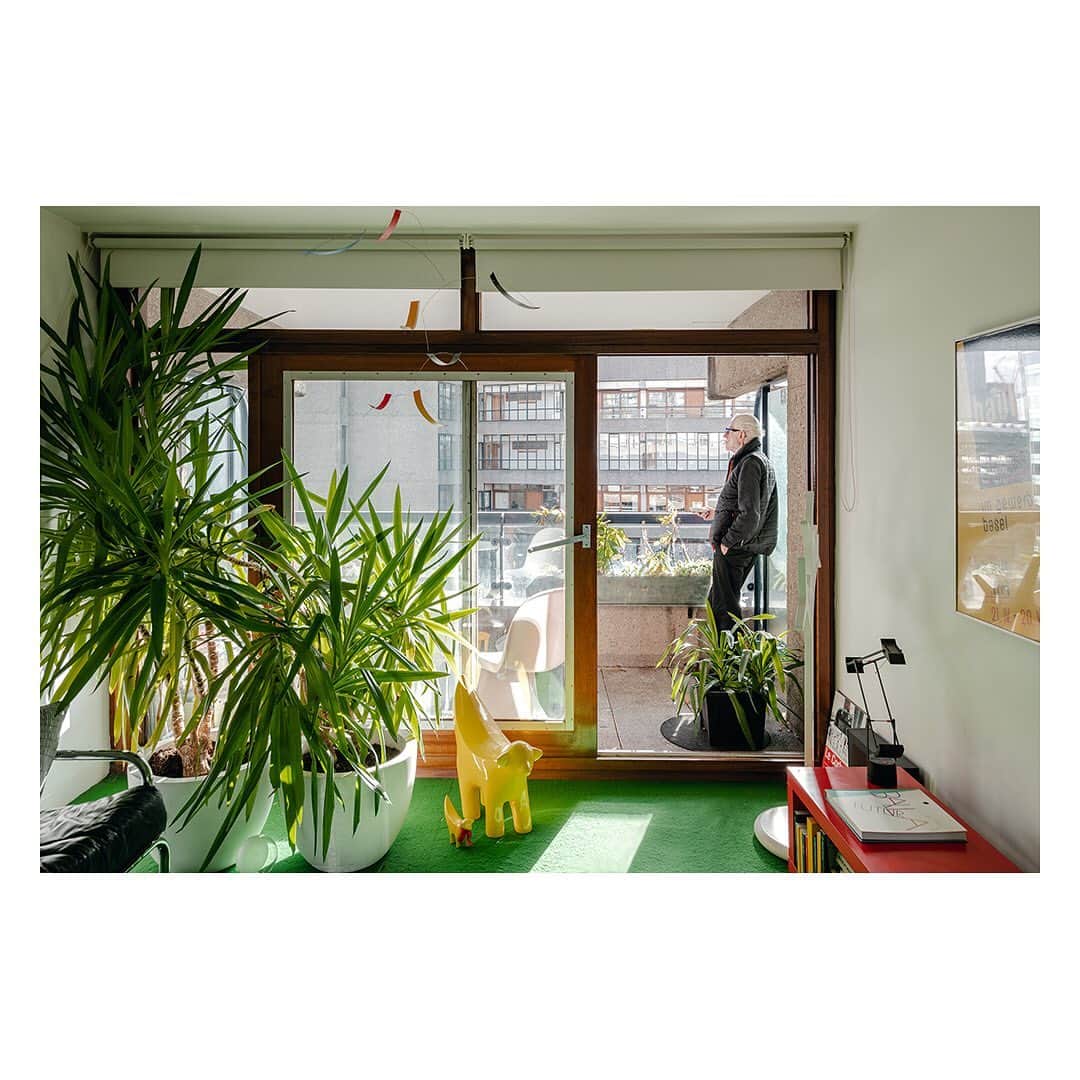 The Modern Houseさんのインスタグラム写真 - (The Modern HouseInstagram)「“I think it’s because the Barbican proposes a kind of lifestyle. It works really well as an oasis in the middle of a very big city.” As his flat comes on to the market we visit Dave King at his Barbican home to hear him reflect on the contemporary relevance of Brutalist architecture. Follow the link in our bio to hear more on what the Chamberlin, Powell & Bon-designed estate got so right.」2月25日 18時43分 - themodernhouse