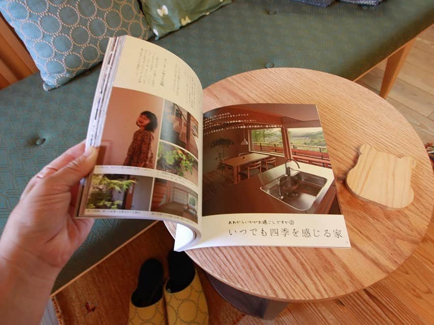 シーエッチ建築工房 さんのインスタグラム写真 - (シーエッチ建築工房 Instagram)「* 木の家づくりの本を みなさまにお送りしています。 ⠀⠀⠀⠀⠀⠀⠀⠀⠀⠀⠀⠀ 衣・食・住のなかで なぜか家づくりのことだけ 義務教育で習わないのです。 ⠀⠀⠀⠀⠀⠀⠀⠀⠀⠀⠀⠀ だから、ちゃんと知ってほしい。 「暮らし」の面から知ってほしい。 そんな思いを込めて贈ります。 ⠀⠀⠀⠀⠀⠀⠀⠀⠀⠀⠀⠀ インターネットの検索で 「シ―エッチ建築工房　資料請求」。 どうぞ遠方の方も遠慮なく おっしゃってくださいね。 ⠀⠀⠀⠀⠀⠀⠀⠀⠀⠀⠀⠀ ⠀⠀⠀⠀⠀⠀⠀⠀⠀⠀⠀⠀ ──────────── 株式会社シーエッチ建築工房 兵庫県宝塚市仁川台76番地 0798-52-8863 https://www.ch-wood.co.jp ──────────── @ch_kenchiku ⠀⠀ ⠀⠀ #シーエッチ建築工房 #木の家 #注文住宅 #新築 #一戸建て #家づくり #住まい #暮らし #日々のこと #マイホーム #たからづかな生活 #ときめく日々がたからもの宝塚 #宝塚 #西宮 #伊丹 #川西 #吹田 #三田 #明石 #工務店 #自然素材 #暮らしを楽しむ #自然素材の家 #自然と暮らす #こどもと暮らす #家が好き #写真好きな人と繋がりたい #くらしを楽しむ #資料請求 #木の家が好き」2月25日 18時43分 - ch_kenchiku