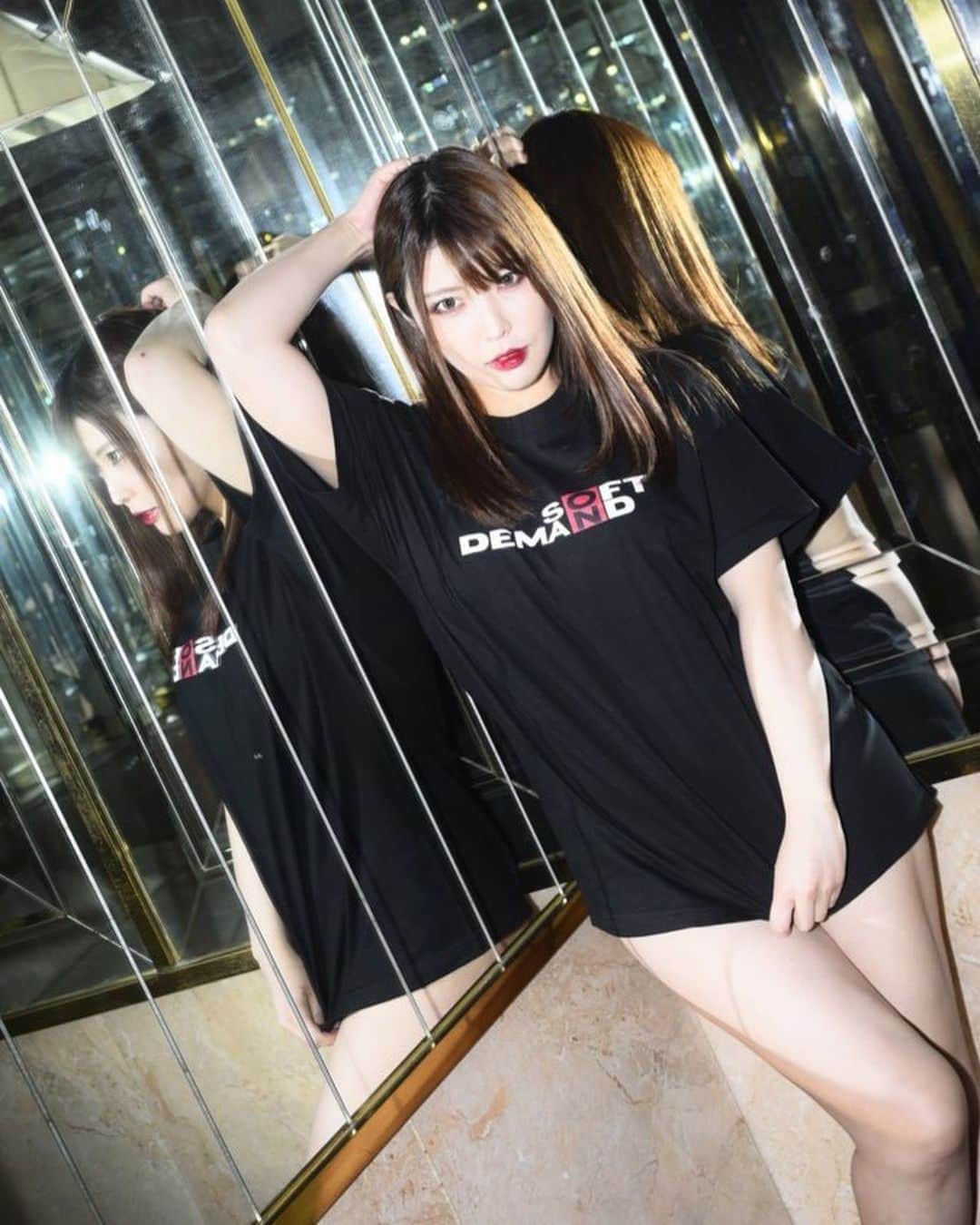 新村あかりのインスタグラム：「SOD台湾アパレルのTシャツだよ😊 台湾でアパレル展開しています(〃ω〃) チェケラ💚💛🧡 @softondemand_twfashion  m.facebook.com/jksshop857  camera イトウタツヤさん  #SOD #ソフトオンデマンド #softondemand #アパレル #台湾 #Taiwan #fr2 #fr2梅 #被写体 #モデル #被写体モデル」