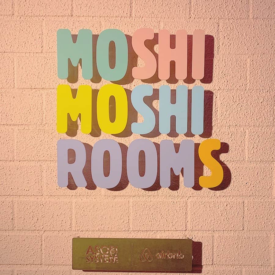 ちとせよしのさんのインスタグラム写真 - (ちとせよしのInstagram)「MOSHIMOSHIROOMさんのインスタ映えなホテルに泊まってきたよ︎︎︎︎☺︎ ORIGAMIっていう折り紙がテーマになってる素敵な和のお部屋🥺♡ 他にもSAKURAっていう桜がテーマのお部屋があるのと、新しく銭湯とお相撲をテーマにしたお部屋も出来るらしいので、コンプリートしたいなぁと思いました✨ 原宿駅からも徒歩10分くらいでとっても良かったー！( ˶˙ᵕ˙˶ ) 楽しかったなぁ🥰 ･ ･ ･ #moshimoshirooms #asobisystem #アソビシステム #原宿に泊まろう #和 #和装 #origami #インスタ映え #インスタ映えスポット #原宿ホテル #pr」2月25日 18時51分 - chitose_yoshino
