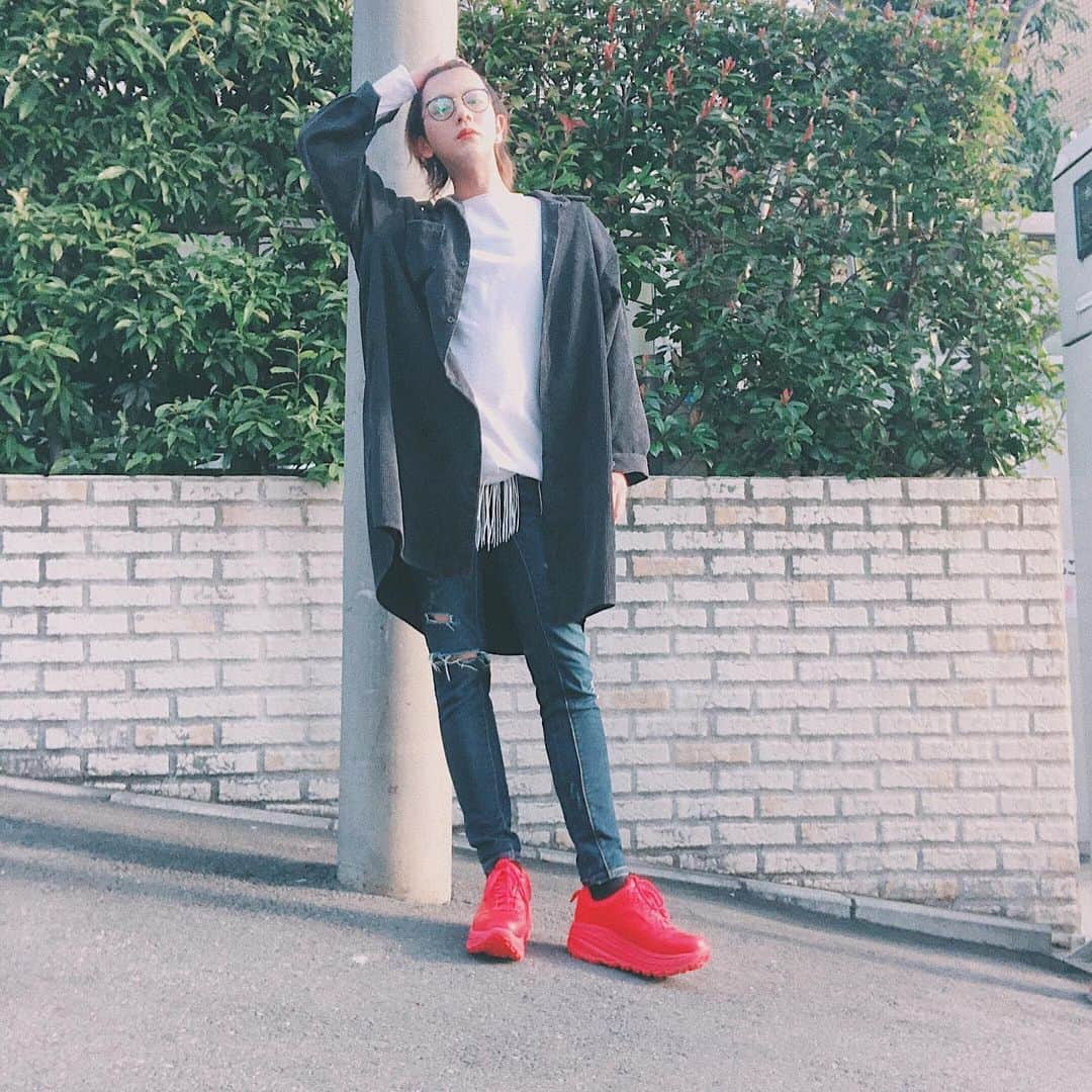 たくぽんのインスタグラム：「UGGのSneaker Campaignに参加してるー！👟 僕は  CA805 X LACE LOWのRED をゲットしたよ😆❤️ 赤のスニーカーは僕初めてなんだけど 足元がワンポイントになって とっても可愛い！！！(*ﾟ▽ﾟ*) なのでトップはカラー抑えめで シンプルなジーンズを合わせてみた！ 可愛すぎてこれから鬼リピ決定。笑 ・ 是非公式アカウント【@uggjapan】をチェックしてみてね！👍🏻 みんなのお気に入りスニーカーに出会えますよに(๑╹ω╹๑ ) #uggスニーカー #uggsneakers #pr」