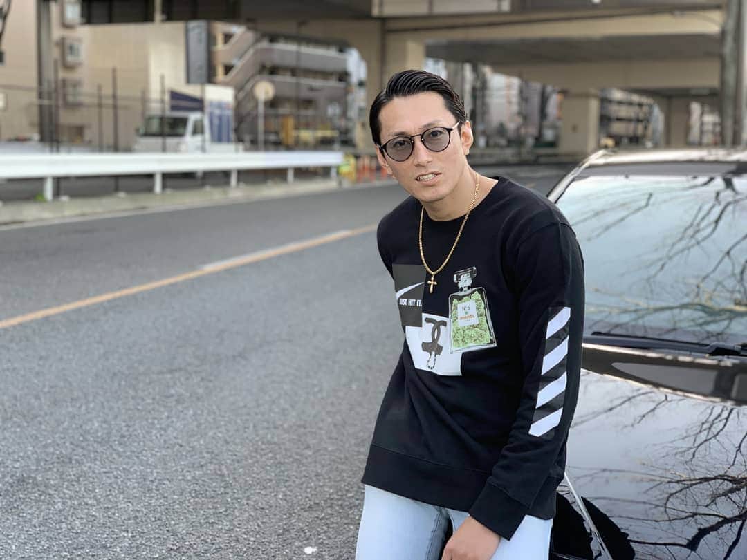 黒石高大のインスタグラム：「昨日洗車したのに雨降りそー  このトレーナーお気に　 @laliberte.instag 可愛い #洗車 #ドライブ #洗車した次の日に #だいたい雨が降る」