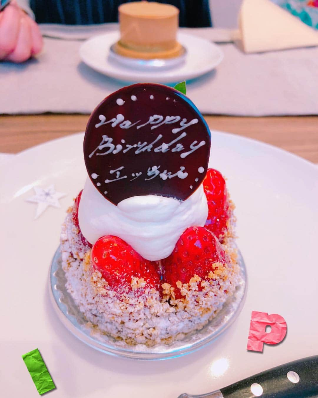 小桜エツ子さんのインスタグラム写真 - (小桜エツ子Instagram)「先日、お友達がお誕生日会を開いてくれました。 イチゴタルト〜。 最強のおいしさ。」2月25日 18時58分 - kozaetu