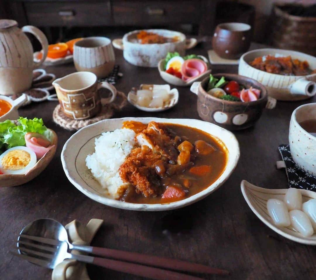 ゆうこさんのインスタグラム写真 - (ゆうこInstagram)「今日の晩ご飯はカツカレー🍛  息子がご飯を炊いて カレーをつくってくれて、 娘もいっしょにカツの衣をつけて、 2人で頑張ってつくってくれました(*^^*) ・ ・  とっても美味しかったです😊🍛 ・  昨日のブログ、「うちもいっしょ！」と インスタグラムでも メッセージやコメントをいただいて、 共感してもらえて、嬉しかったです😂💓 ありがとうございました。 またお返事させてくださいね。  今日も、お疲れさまでした✨  #雛人形飾りました #お雛様 #カレー #curry #ちゃぶ台 #キッチン #お手伝い #ありがとう #子供 #カツカレー #晩ごはん #サラダ #雛人形 #おうちごはん #クチポール #rutawarawajifu #穂屋工房  #ひつじのてしごと」2月25日 18時59分 - slow.life.works