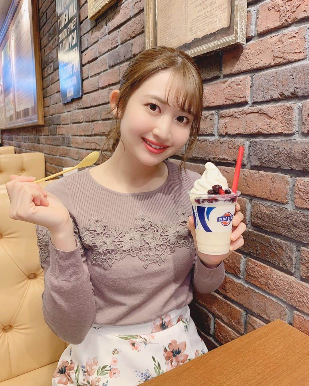 沢井里奈さんのインスタグラム写真 - (沢井里奈Instagram)「♡ . ブルーシール🍦💙✨ . ヨーグルト味×ベリーで さっぱり美味しかった🥺💕💕 . 沖縄キャンプ取材の時です⚾️🌺💫 . #blueseal #icecream #dragons #dranavi #starcat #okinawa #baseball #ootd #coordinate #fashion #instagood #instagramjapan #japanesegirl #girls #사복 #옷스타그램 #팔로우 #ブルーシール #ブルーシールアイスクリーム #アメリカンビレッジ #中日ドラゴンズ #ドラゴンズ #中日 #沖縄キャンプ #北谷球場 #沖縄 #スターキャット #ドラゴンズ女子 #さわー野球 #沢井里奈」2月25日 19時00分 - sawairina