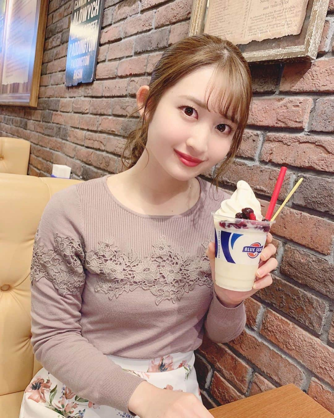 沢井里奈さんのインスタグラム写真 - (沢井里奈Instagram)「♡ . ブルーシール🍦💙✨ . ヨーグルト味×ベリーで さっぱり美味しかった🥺💕💕 . 沖縄キャンプ取材の時です⚾️🌺💫 . #blueseal #icecream #dragons #dranavi #starcat #okinawa #baseball #ootd #coordinate #fashion #instagood #instagramjapan #japanesegirl #girls #사복 #옷스타그램 #팔로우 #ブルーシール #ブルーシールアイスクリーム #アメリカンビレッジ #中日ドラゴンズ #ドラゴンズ #中日 #沖縄キャンプ #北谷球場 #沖縄 #スターキャット #ドラゴンズ女子 #さわー野球 #沢井里奈」2月25日 19時00分 - sawairina