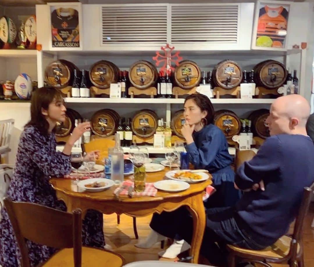 Yoshiko Kris-Webb クリス-ウェブ佳子さんのインスタグラム写真 - (Yoshiko Kris-Webb クリス-ウェブ佳子Instagram)「呑んでも結局は真面目に仕事の話に着地するたーこさんと、話すことに夢中で食べるのが究極に遅いファビ子さん。お皿の料理、全然減ってないし😂 with @takakoshirasawa & @fabianparkes」2月25日 19時06分 - tokyodame