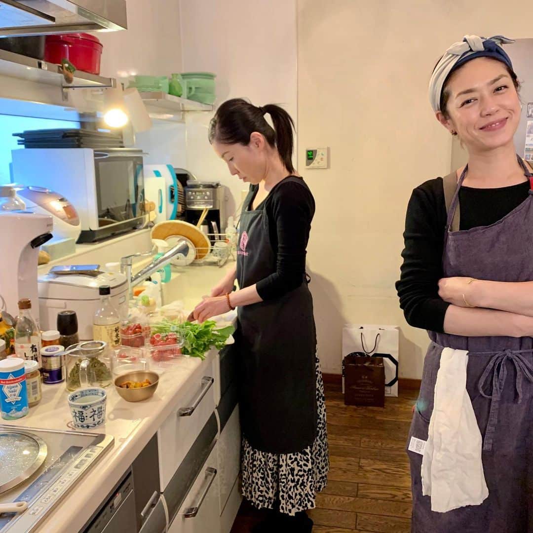 加藤紀子さんのインスタグラム写真 - (加藤紀子Instagram)「本日『いなり寿司マイスター講座』でお料理アシスタントデビュー！を果たしました😀  いなり寿司の歴史を関東、関西、南関煮の味や包み方の違いなどを伺いつつ、 手伝うような、再確認のような、学びをジュワっと頂いてきました（でもまだ私が包むとおにぎりレベルの大きなお稲荷さんになる事が多く…もっと小ぶりにしたい）  とはいえ改めて、 『いなり寿司マイスター』に 認定された皆様、おめでとうございます！お仲間出来て凄く嬉しいです😍  谷口ももよ先生 @momoyoyakuzen 坂梨カズ先生@inari_oji  今日も貴重なお話とアドバイスをありがとうございました！  https://www.inarizushi.org/meister  #いなり寿司マイスター  #お豆腐マイスター #お豆腐親善大使 #ベジ薬膳 #加藤紀子」2月25日 19時06分 - katonoriko