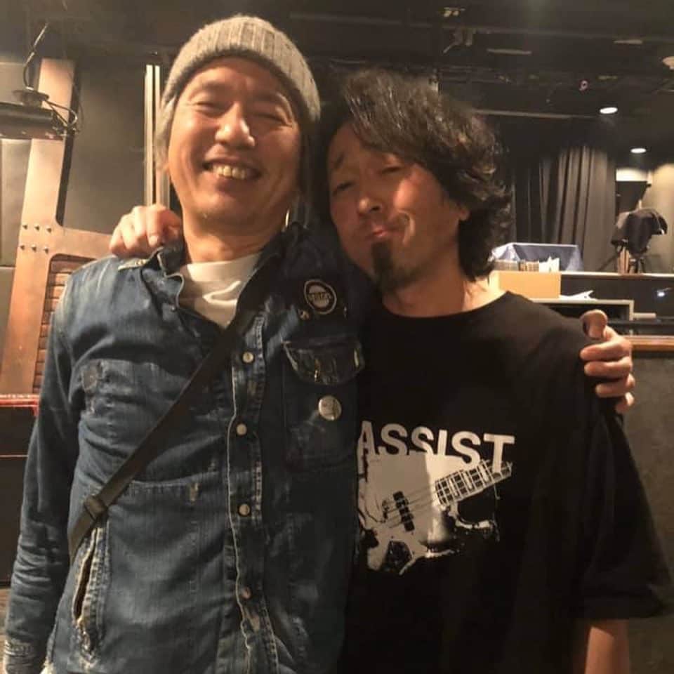 有江嘉典さんのインスタグラム写真 - (有江嘉典Instagram)「【Arientalmachine BD Bash!!! -有江嘉典50祭-】皆様のおかげで無事大成功致しました。厚く御礼申し上げます。人生最高の思い出のひとつになりました。こんな事言うの照れくさいけど愛情をたっぷり感じる事ができました。本当にありがとう。でもこんな時ってびっくりするくらい自分で写真撮ってないよね。ぴえ〜ん😢なのでメンバーや友達のとこから少しずつ拝借しました。 ①お花ありがとうございます！ ②バースデー寿司 ③ピロウズの皆さんから粋な贈り物 ④知らない間に写真がこんな風に使われていた ⑤VOLAの乾杯でいきなりみんなワチャワチャ出てくる笑。(@daiokumuraより) ⑥ステキな集合写真 ⑦カッキンと。MOON・BEAMは初見の方多かったかと思いますがステキバンドなので応援の程よろしくお願い致します。 ⑧ゴールデンとワタシ(@daiki_nakahataより) ⑨本妻と側室と側室とワタシ(@daiki_nakahataより) ⑩源ちゃんがシンイチロウさんのヤバい写真あげてました(@gennozidotcomより) #有江嘉典 #有江50祭 #volaandtheorientalmachine #杉本恭一 #LOSTINTIME #thepillows #moonbeam #百々和宏とテープエコーズ」2月25日 19時13分 - yoshinori_arie