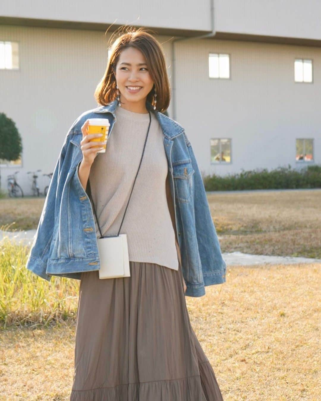 坂元美香さんのインスタグラム写真 - (坂元美香Instagram)「#ootd ずっと欲しかったショルダーウォレット🤩 スポーツ観戦が多い私。ずっとこういうのを探していたのだけどなかなかシンプルなのに出会えず…だから先週 @larcobaleno_official さんからこれを紹介してもらったときは、ちょっと興奮して二色買いしようか迷ったくらい。 . この薄さで、お札、小銭、カード、鍵、そして、スマホが入るという超機能的なのにシンプルでオシャレ🌿もうすぐ野球もオンシーズンだし間違いなくボロボロになるまで使うと思う！すでに普段使いしてるくらいかわいい🥰 . #larcobaleno #ラルコバレーノ #イタリア #wallet #スポーツ観戦 #スポーツ観戦コーデ #革小物」2月25日 19時13分 - mika_saka