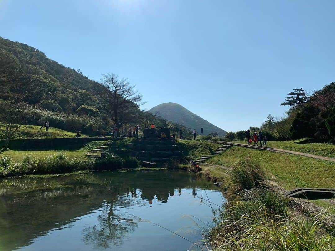 大久保麻梨子さんのインスタグラム写真 - (大久保麻梨子Instagram)「登山してきました。自然に触れると免疫力が高まるそう。毎日ニュースを目にすると気持ちが滅入りそうになりますが、そんな時こそ楽しい気持ちでいることを心がけて過ごしたいと思います。 台湾にはすぐそこに大自然を感じられる場所がたくさんあるのも魅力です！  天氣舒服說走就走登山去！ 賺到美好風景和清新空氣，心情好起來，免疫力也一定會提升吧✌🏻 台灣真的是寶島呢✨ ............................................................................................................... #hiking #taiwan #taiwantravel #taiwanmountain #taiwantrip  #mountains #mountainview #mountainclimbing #mountainclimbers #登山 #登山好き #登山女子 #登山初心者 #登山好きな人と繋がりたい #登山が好き #山登り #爬山 #野外 #運動 #健身 #健身女孩 #自然 #自然が好き #自然好き #自然大好き #アウトドア #アウトドア好き #台湾 #アウトドア女子 #山」2月25日 19時09分 - marilog0907