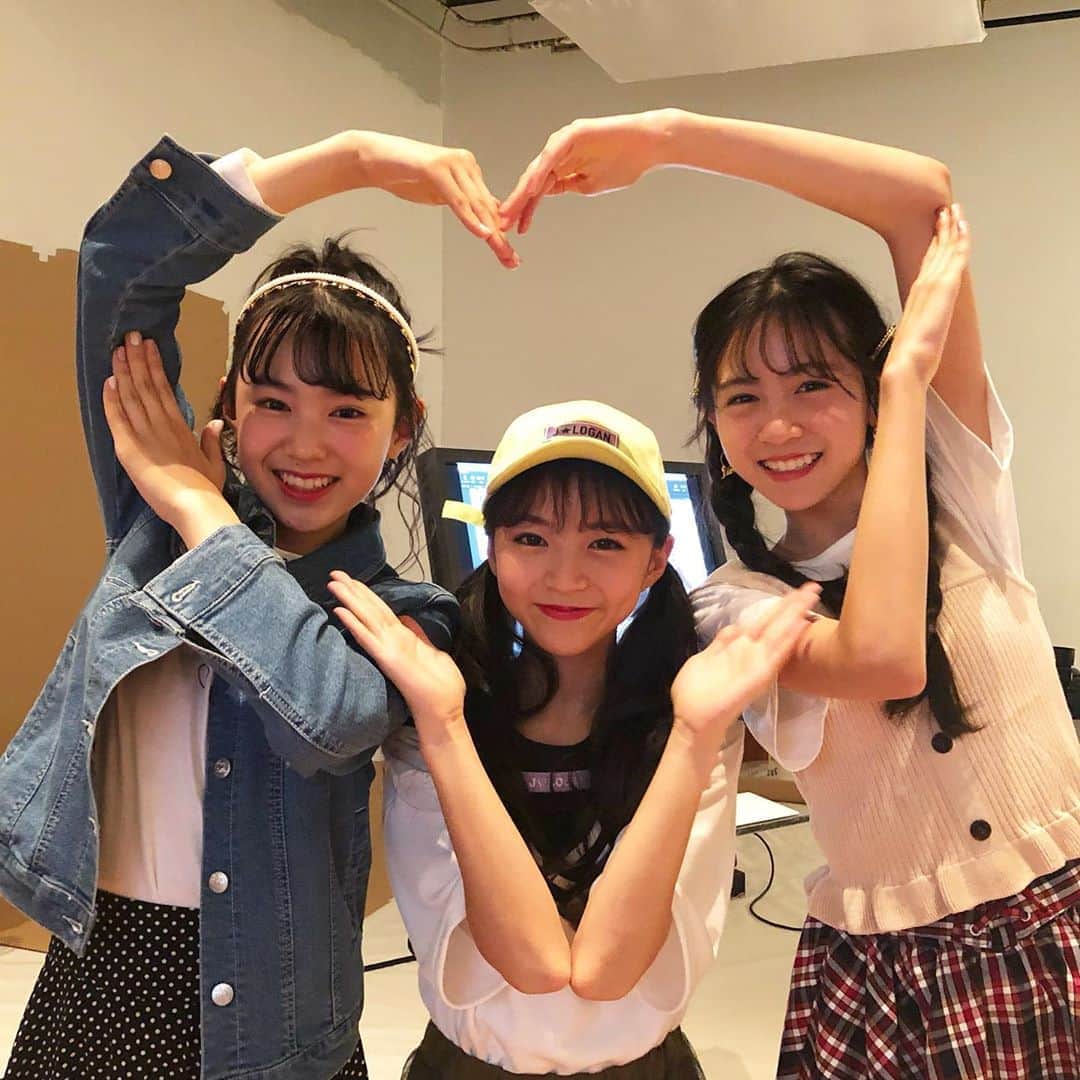 ニコ☆プチのインスタグラム：「ニコ☆プチ4月号発売ちゅ😘 休憩時間にハート作ってみたよん  #森﨑美月 #大里菜桜 #入江美沙希 #ニコプチ #プチモ」